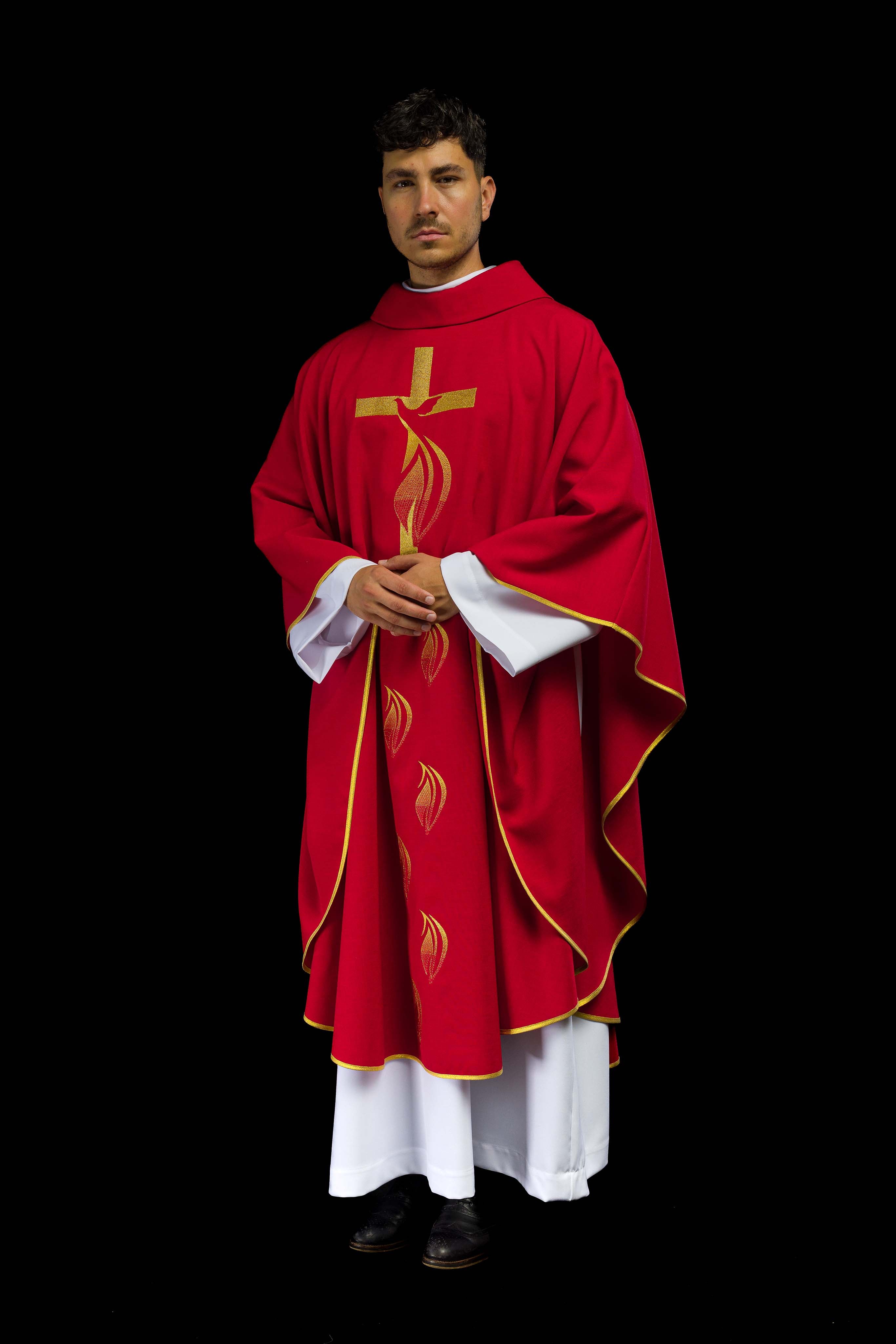 Casulla roja con bordado del Espíritu Santo