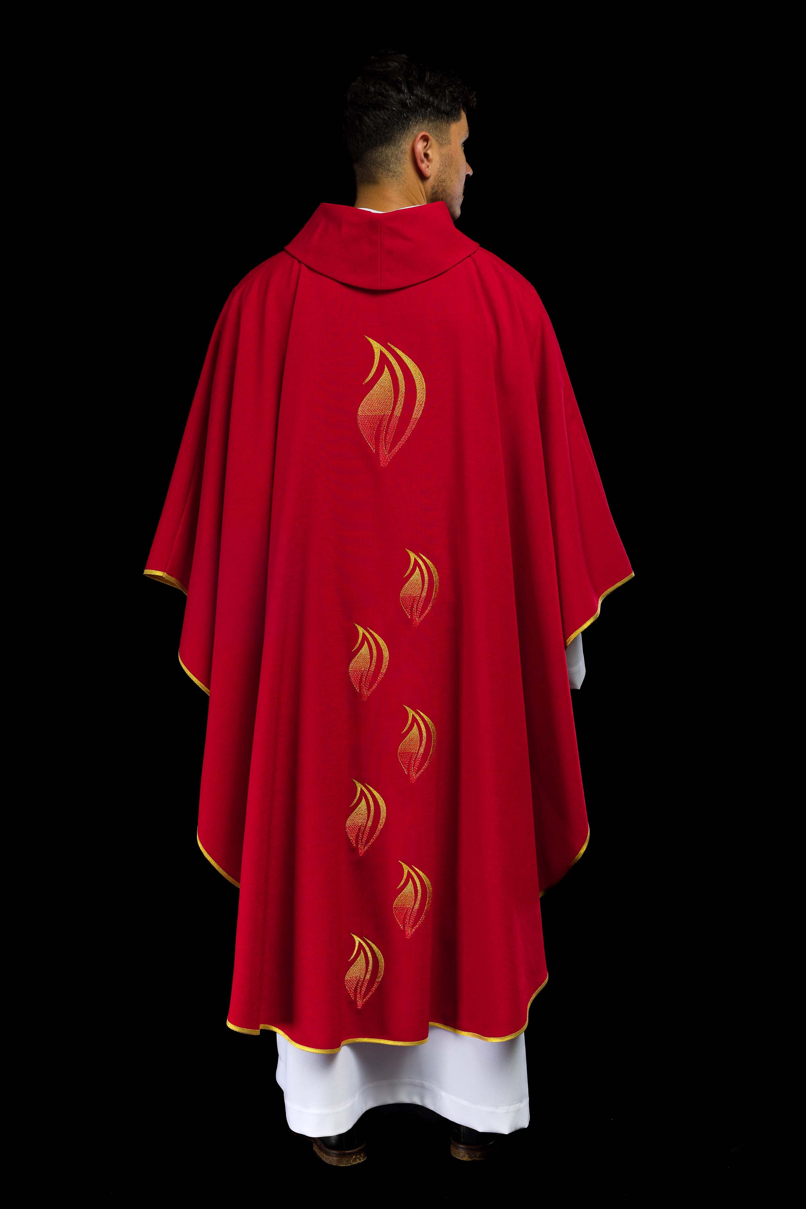 Casulla roja con bordado del Espíritu Santo