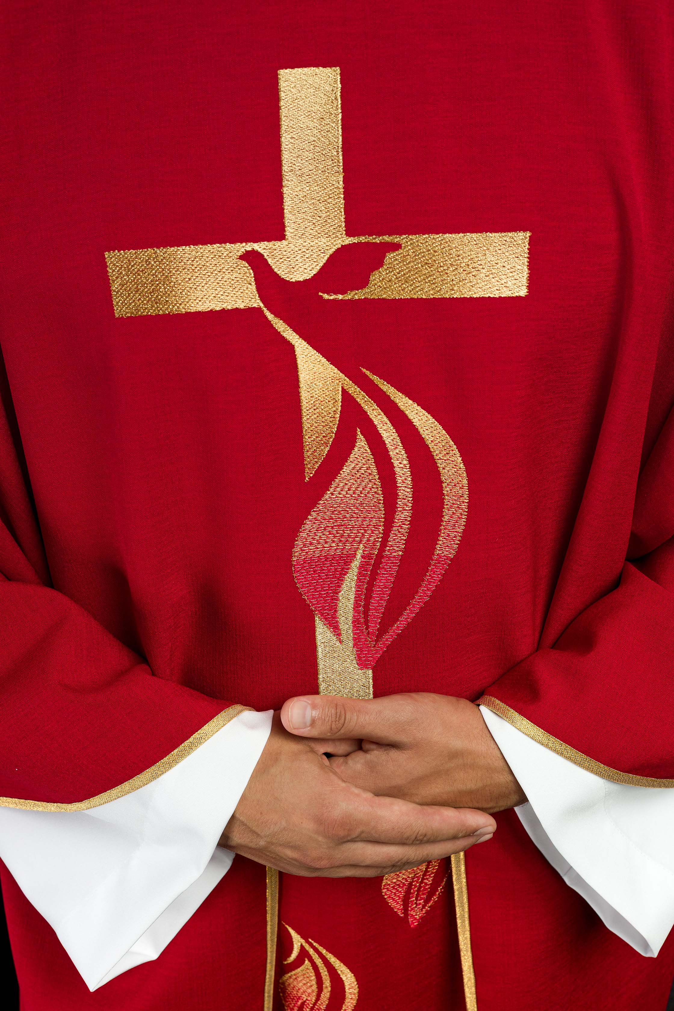 Casulla roja con bordado del Espíritu Santo