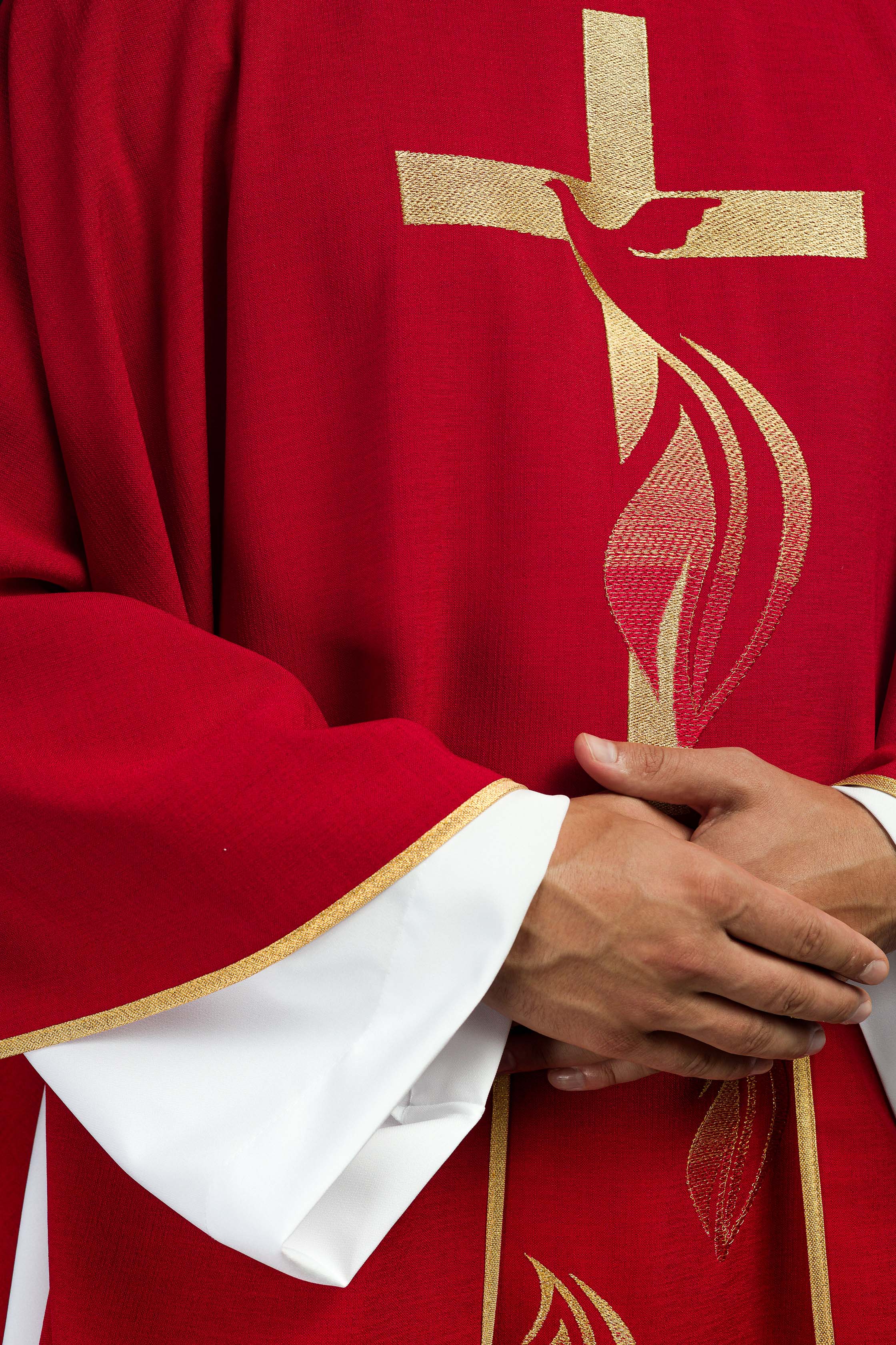 Casulla roja con bordado del Espíritu Santo
