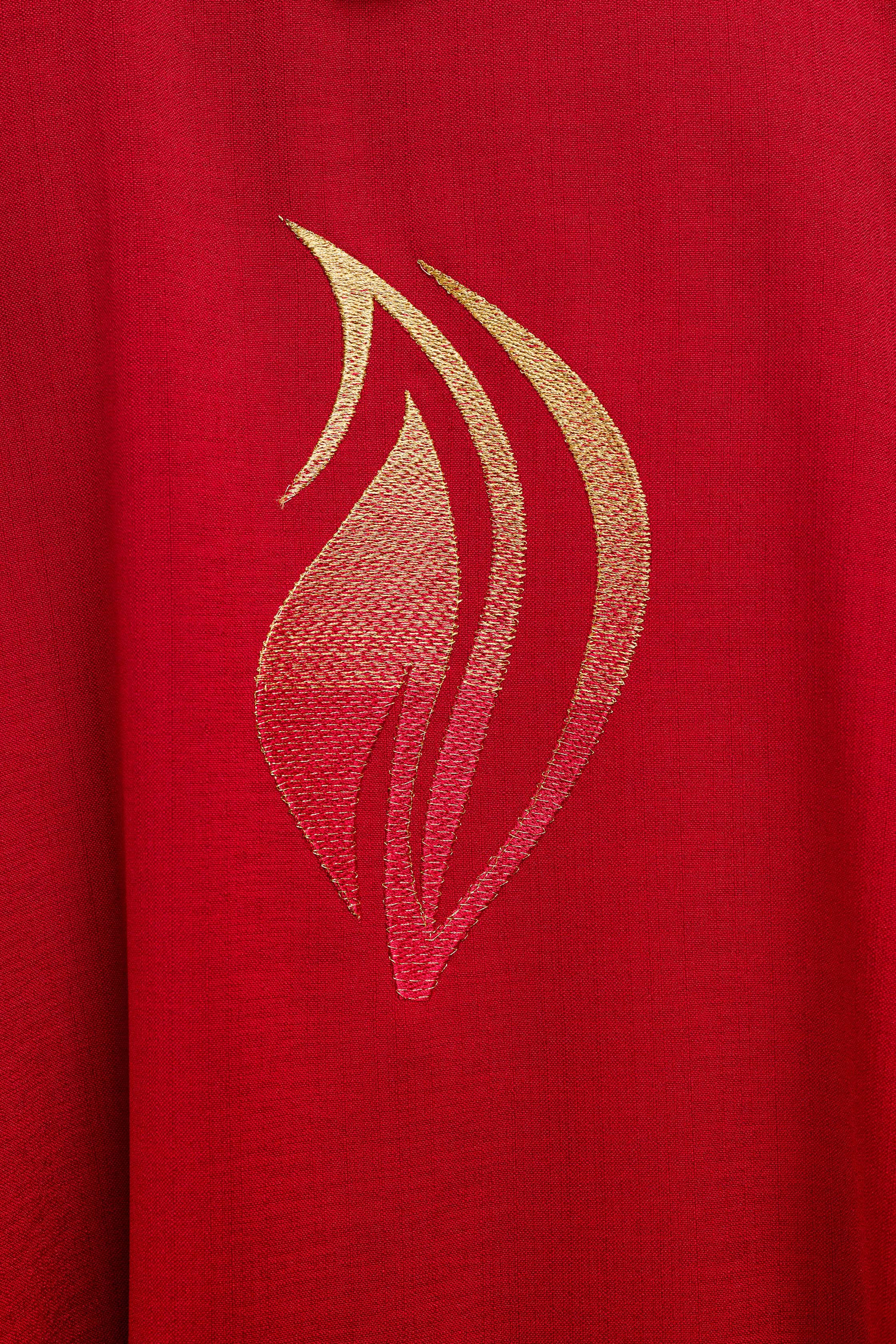 Casulla roja con bordado del Espíritu Santo