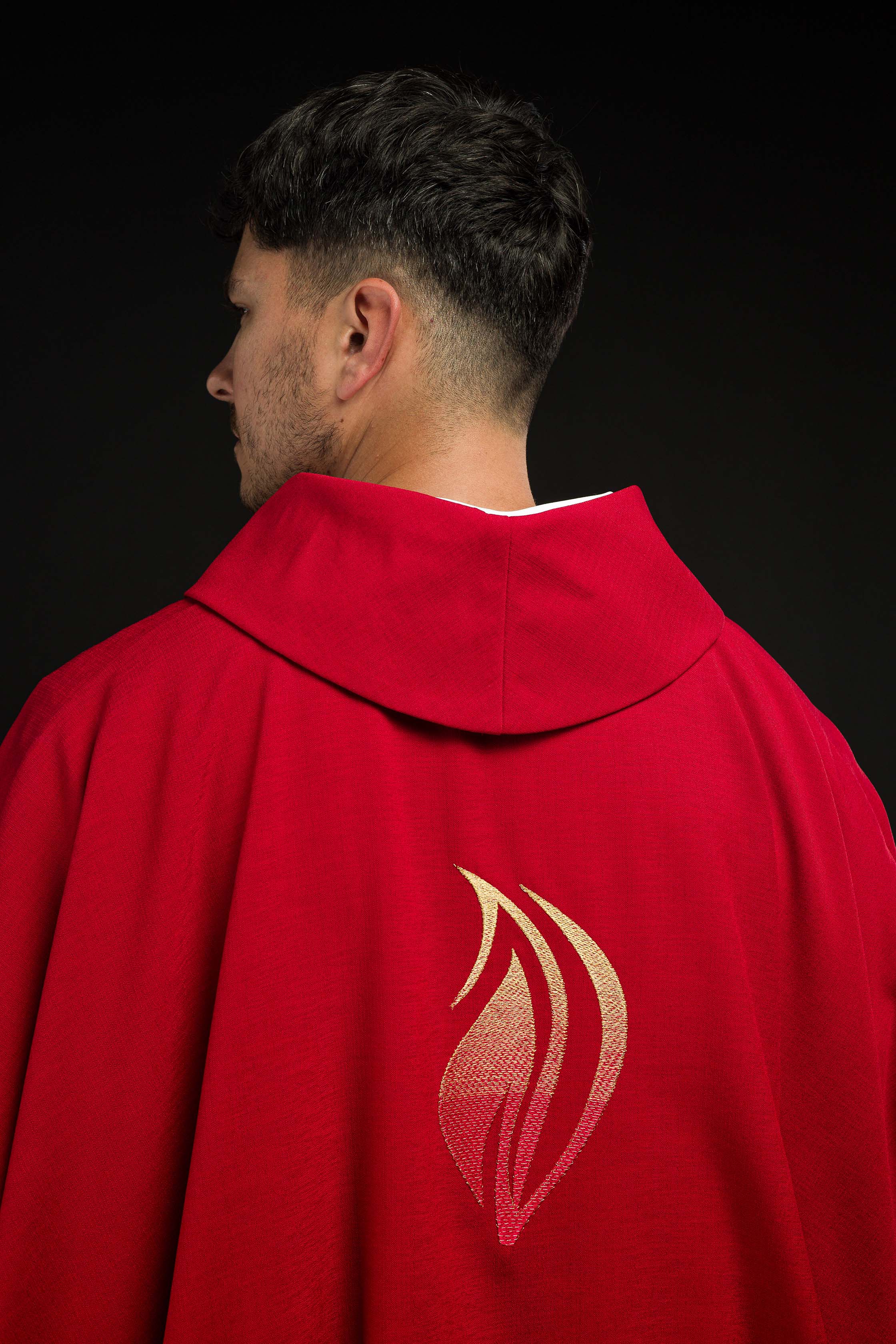 Casulla roja con bordado del Espíritu Santo