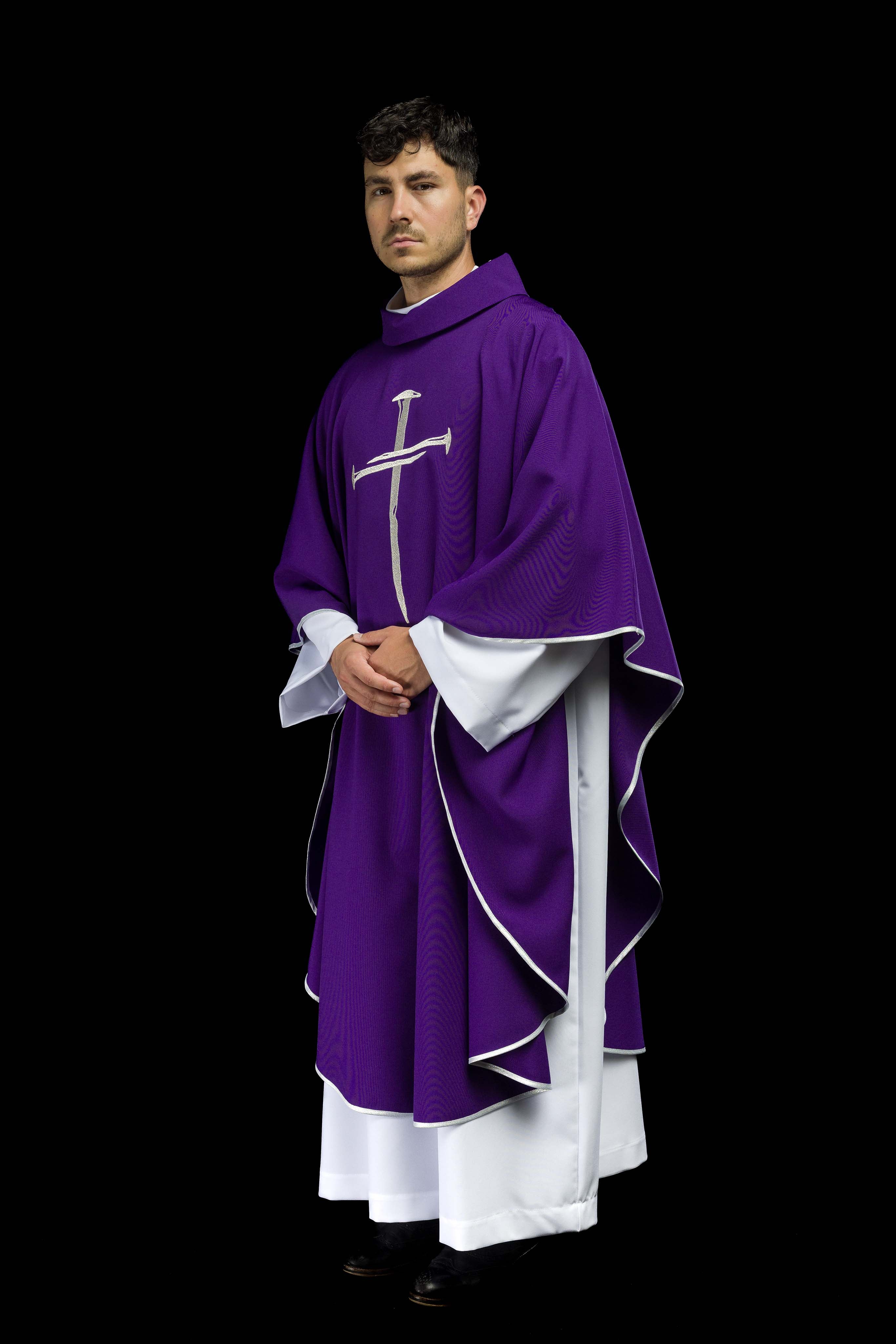 Casulla morada de cuaresma con Cruz De Clavos