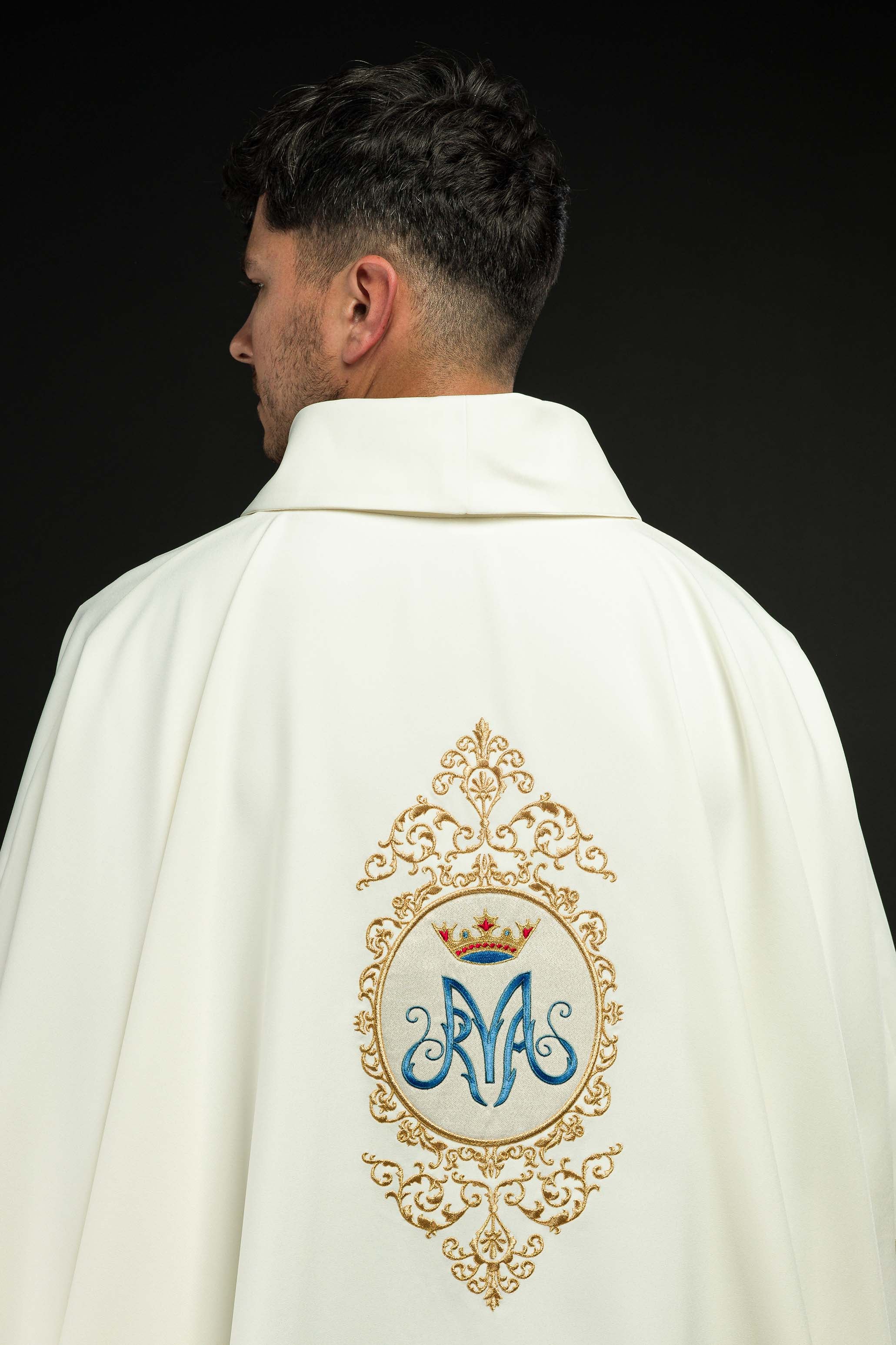 Casulla con motivo mariano rodeado de bordado dorado