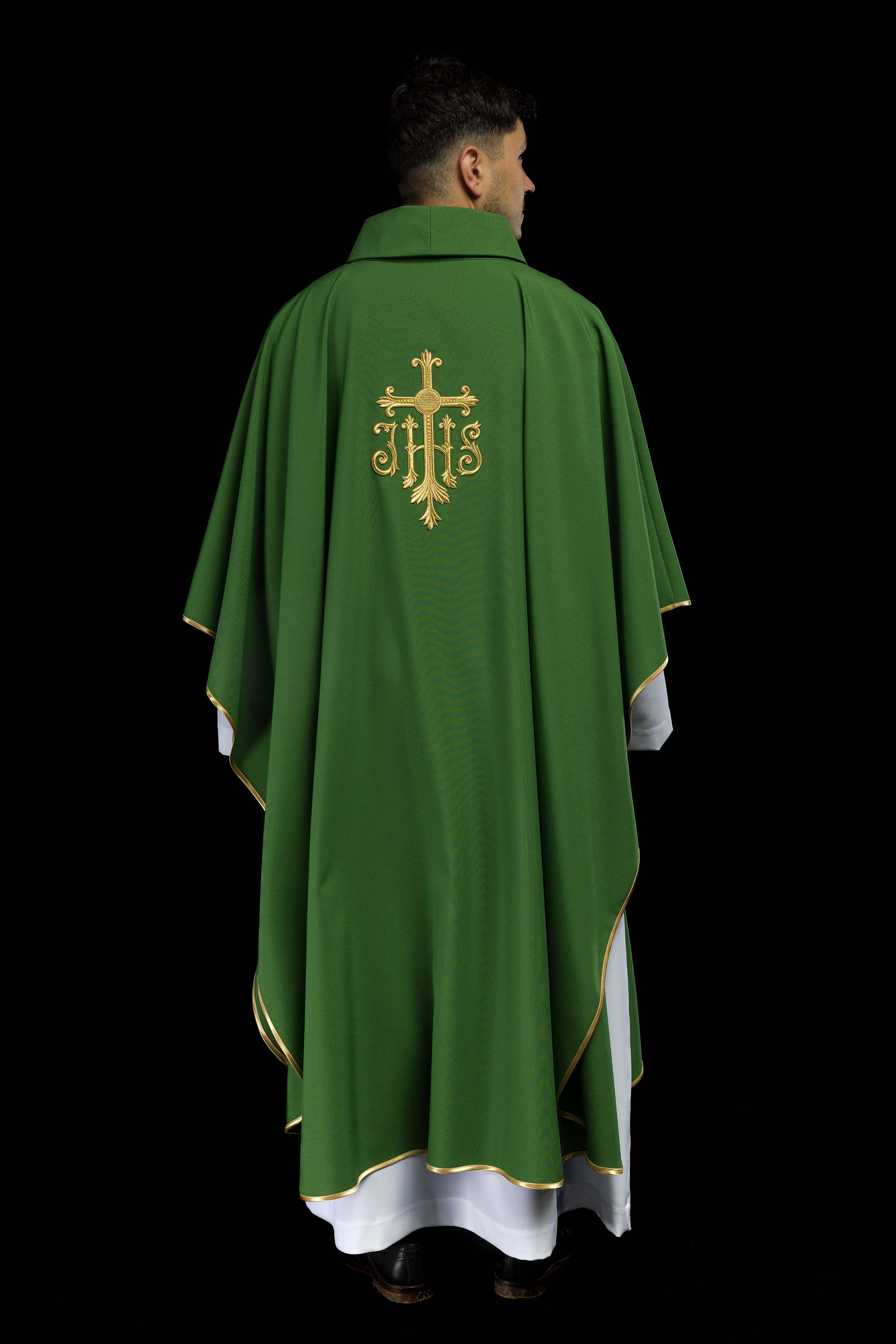 Casulla verde con convexo bordado IHS