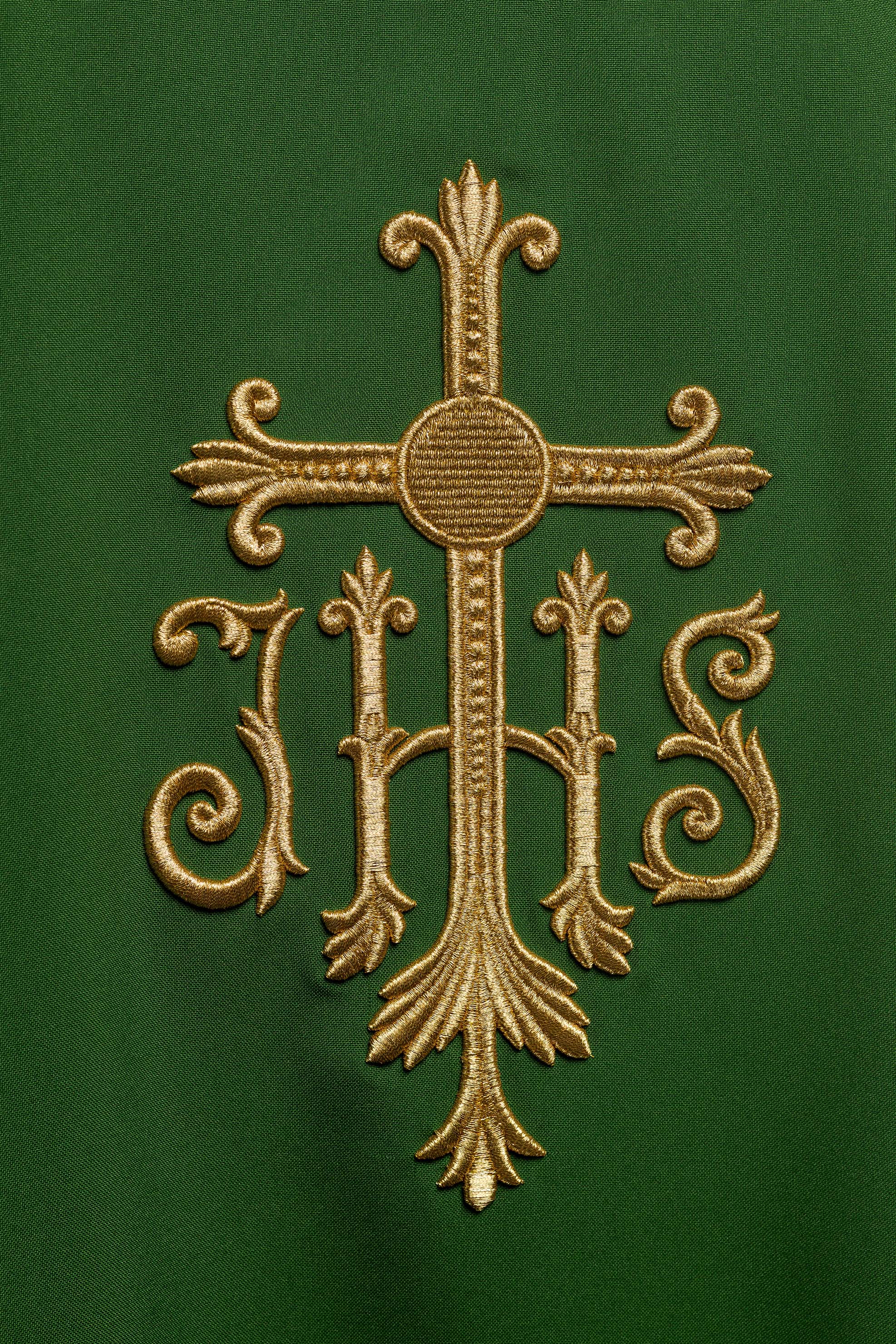 Casulla verde con convexo bordado IHS