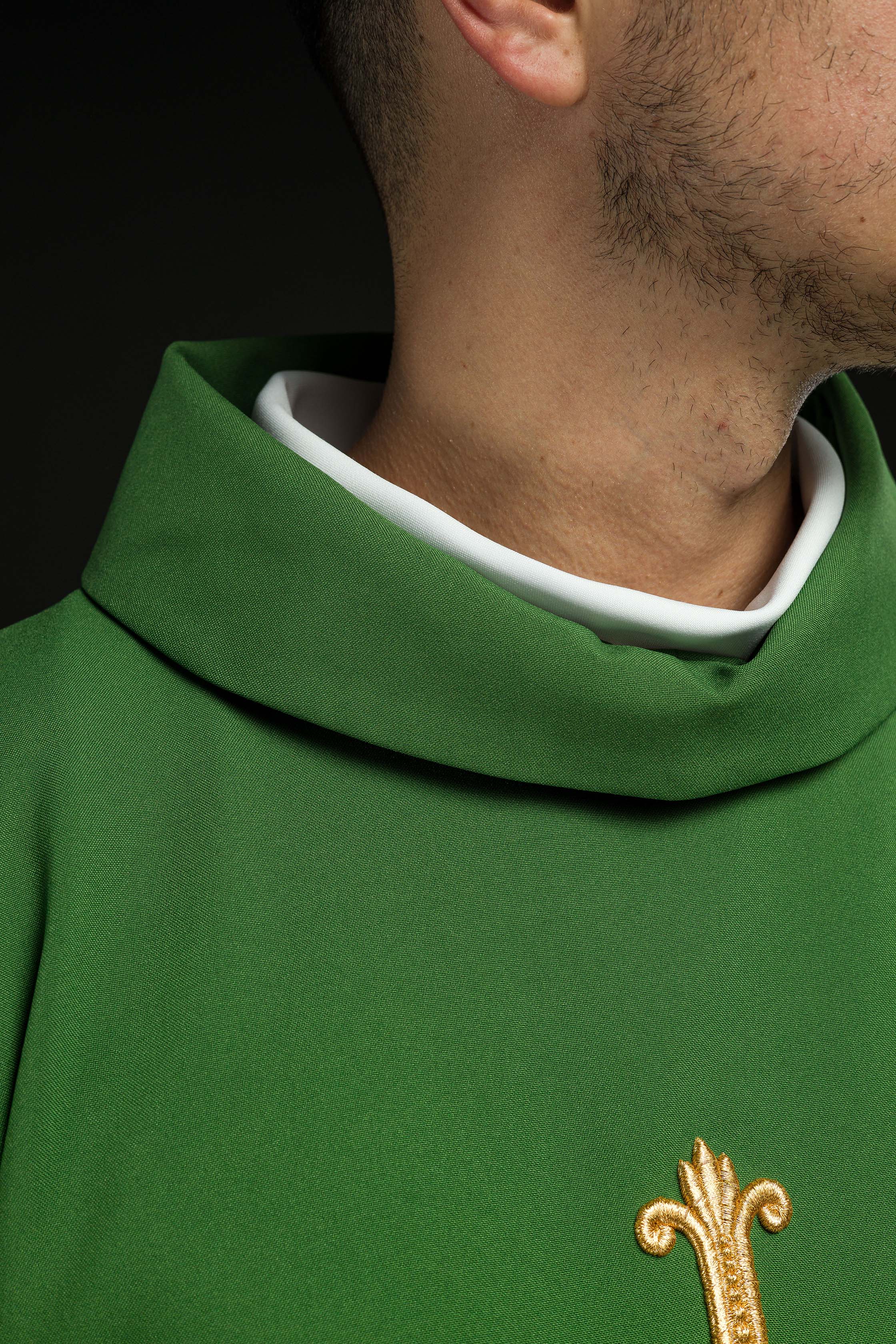 Casulla verde con convexo bordado IHS