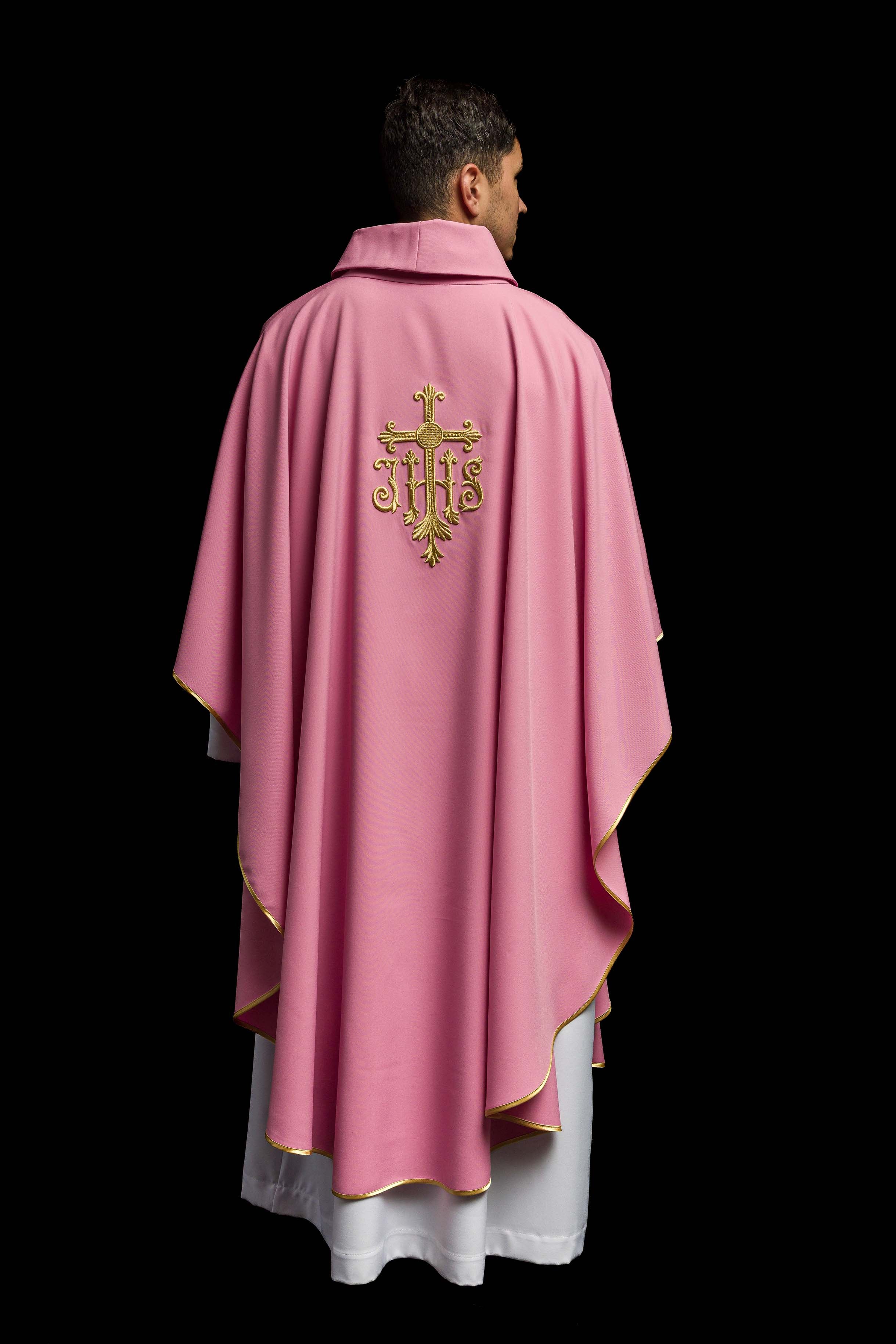 Casulla rosa con convexo bordado IHS
