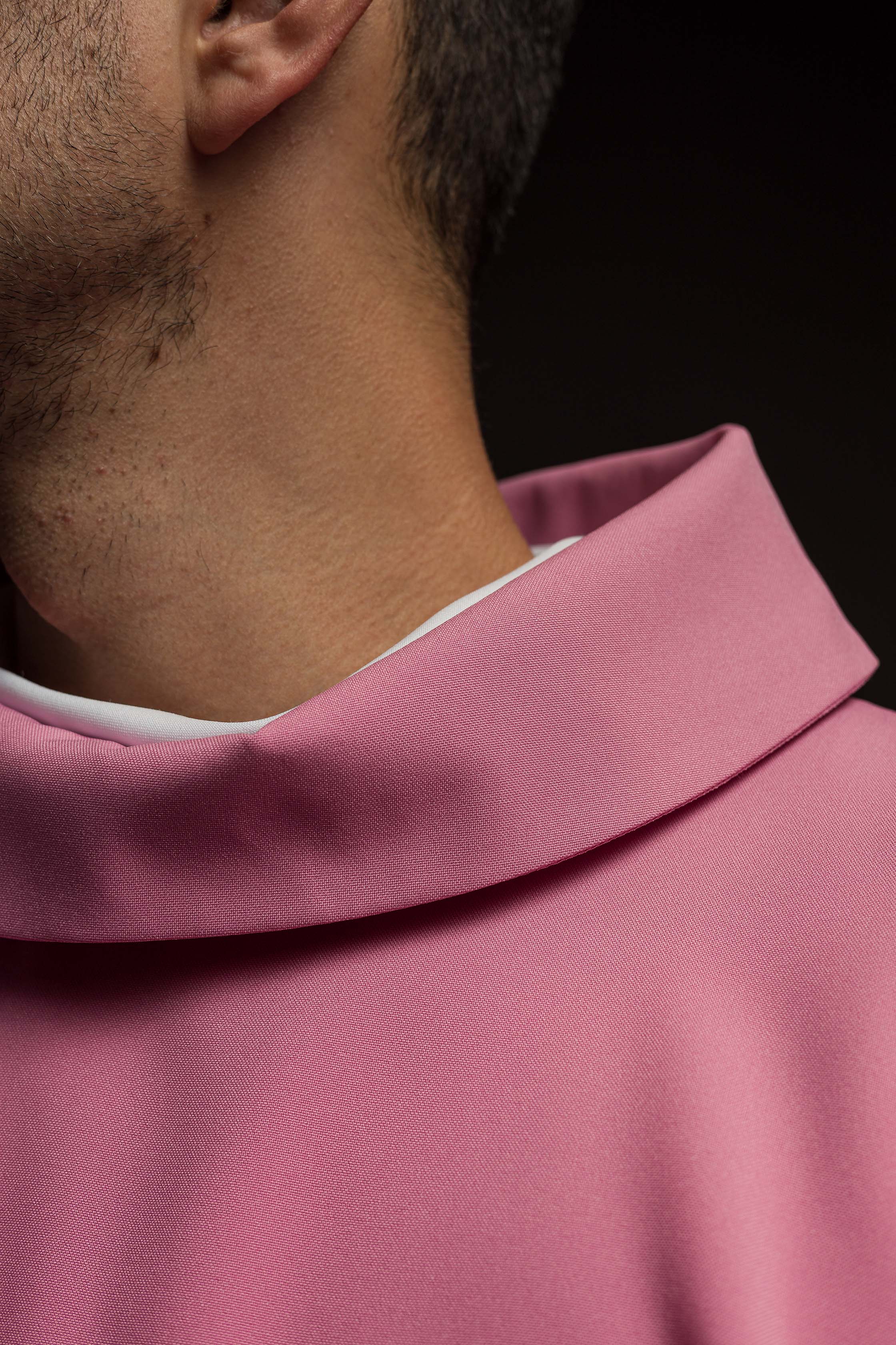 Casulla rosa con convexo bordado IHS