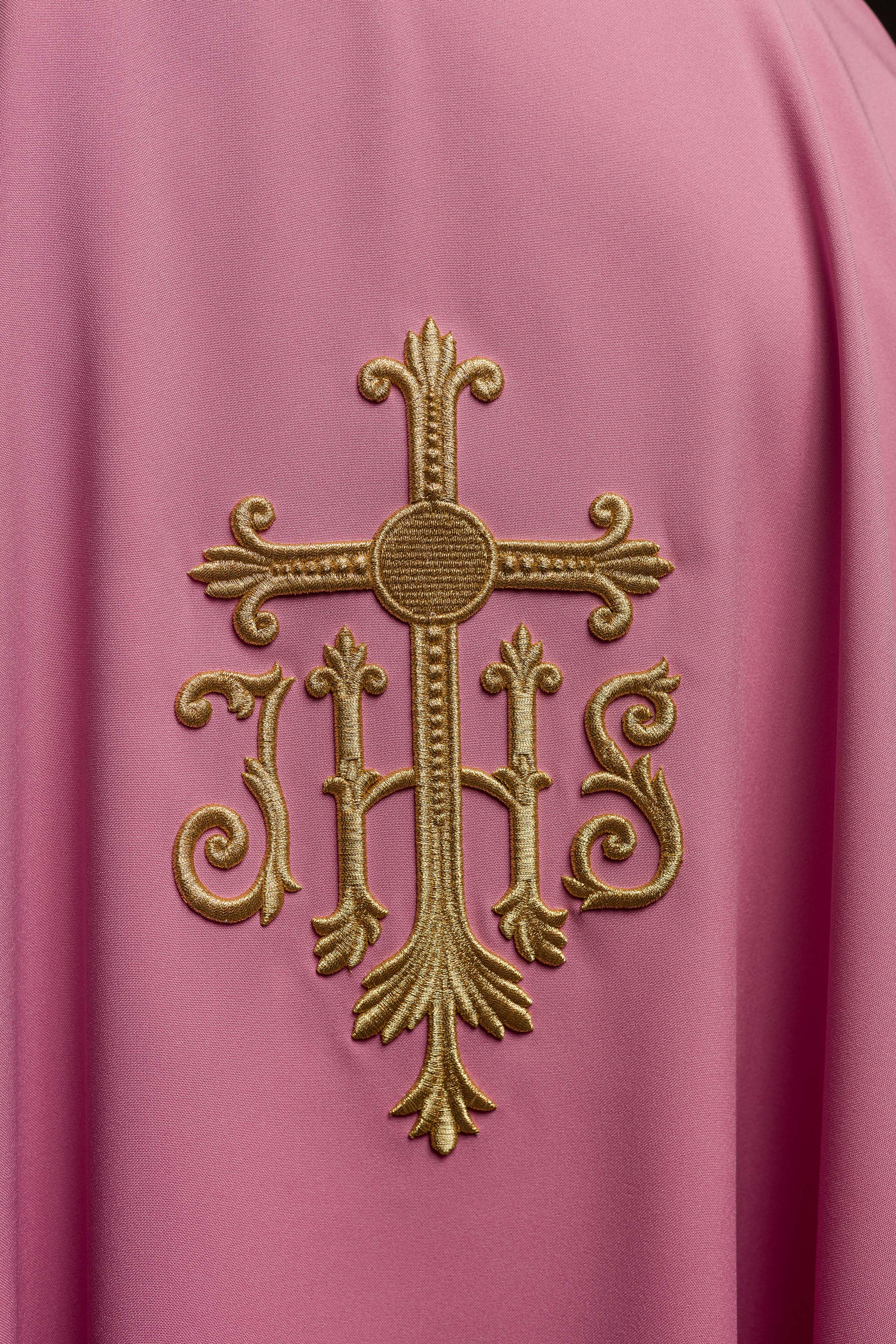 Casulla rosa con convexo bordado IHS
