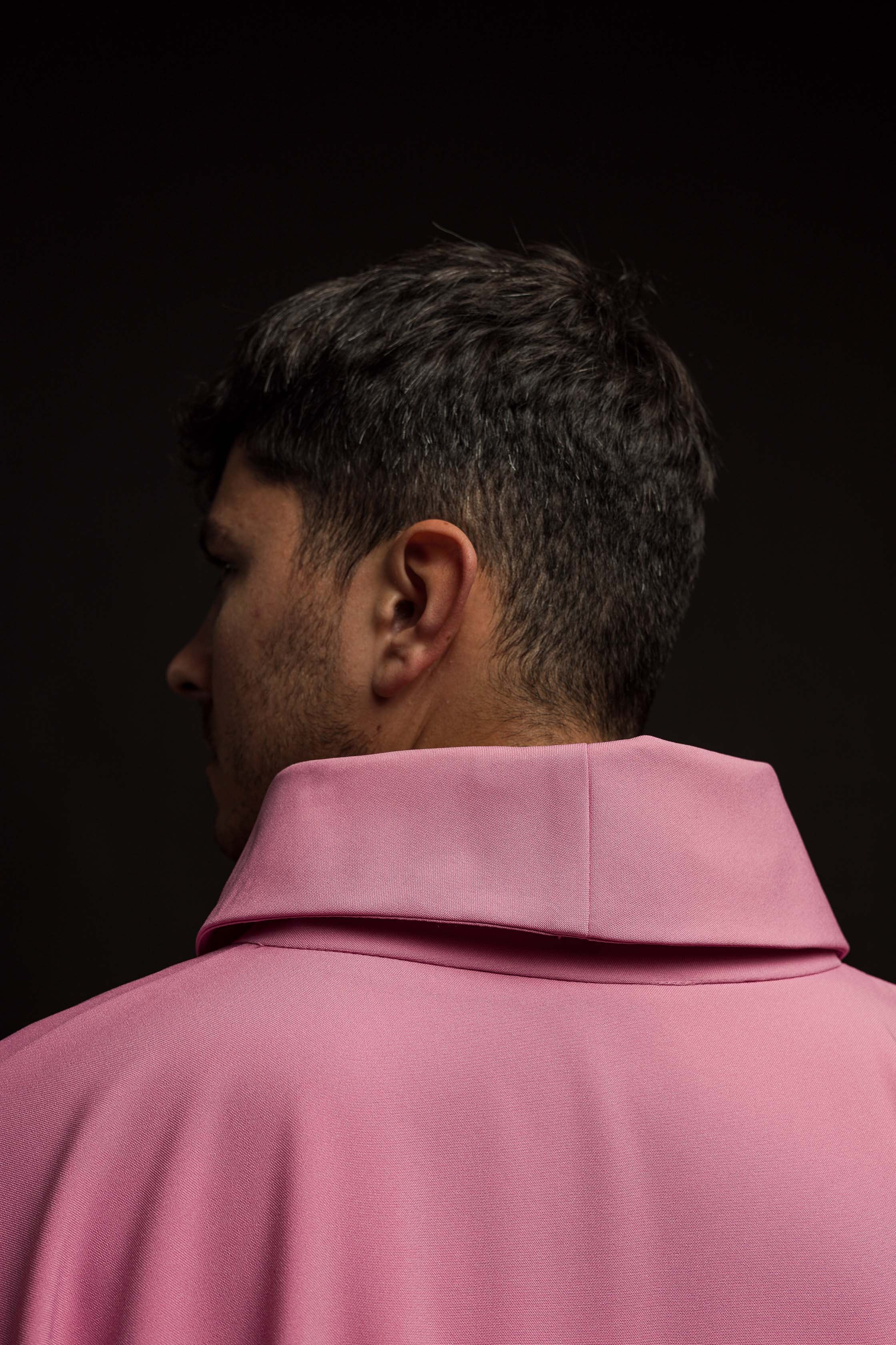 Casulla rosa con convexo bordado IHS
