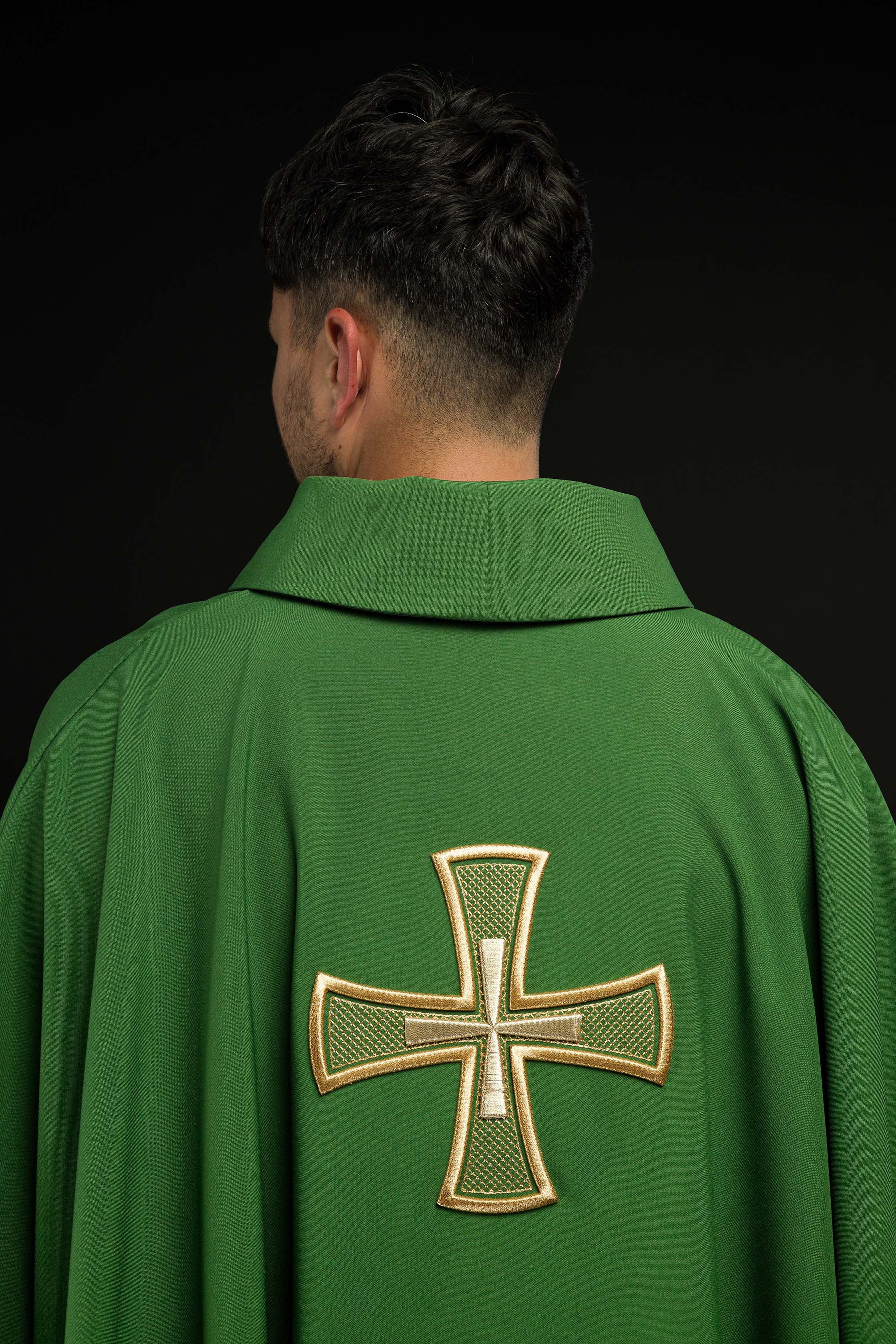 Casulla verde con bordado Cruz