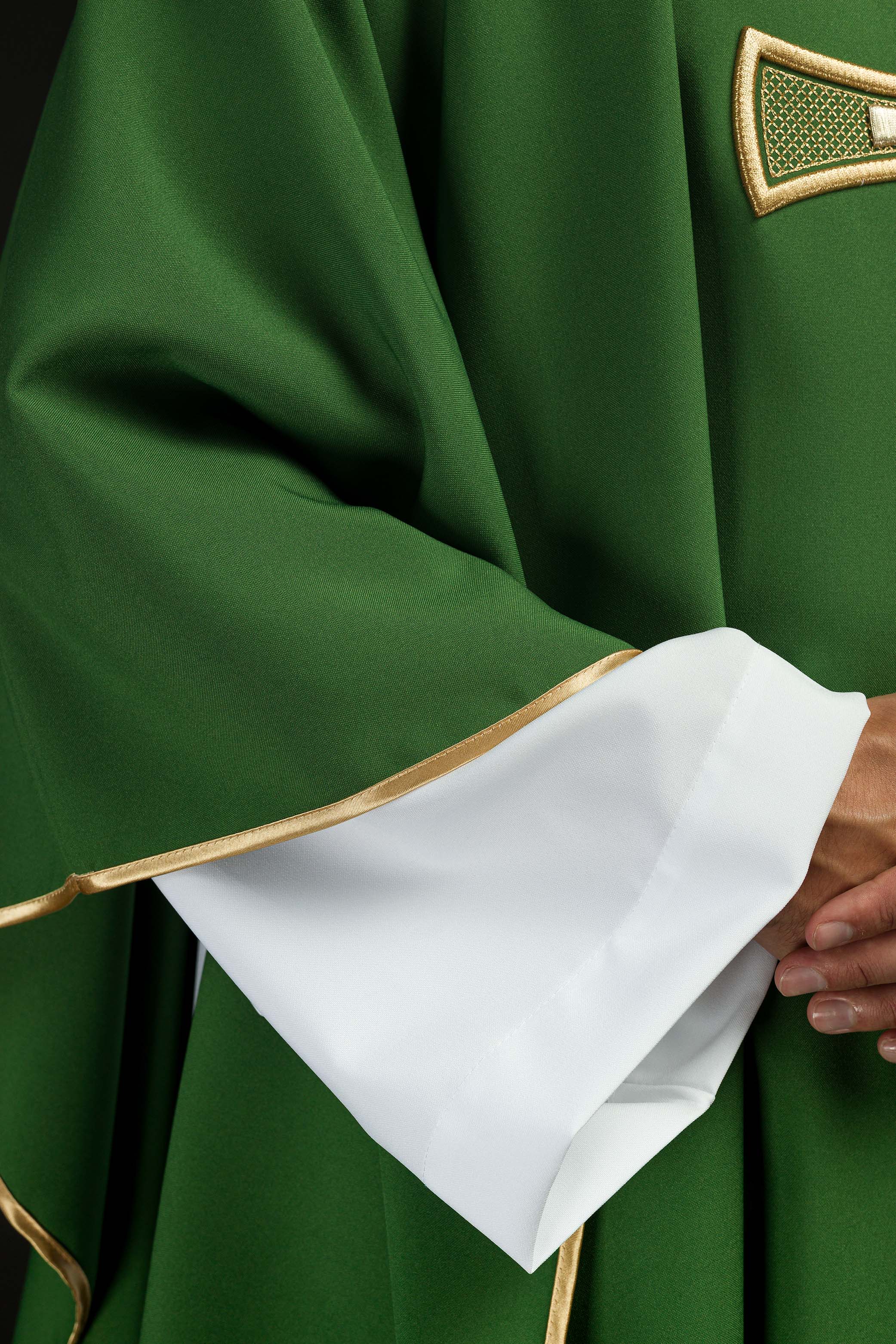 Casulla verde con bordado Cruz