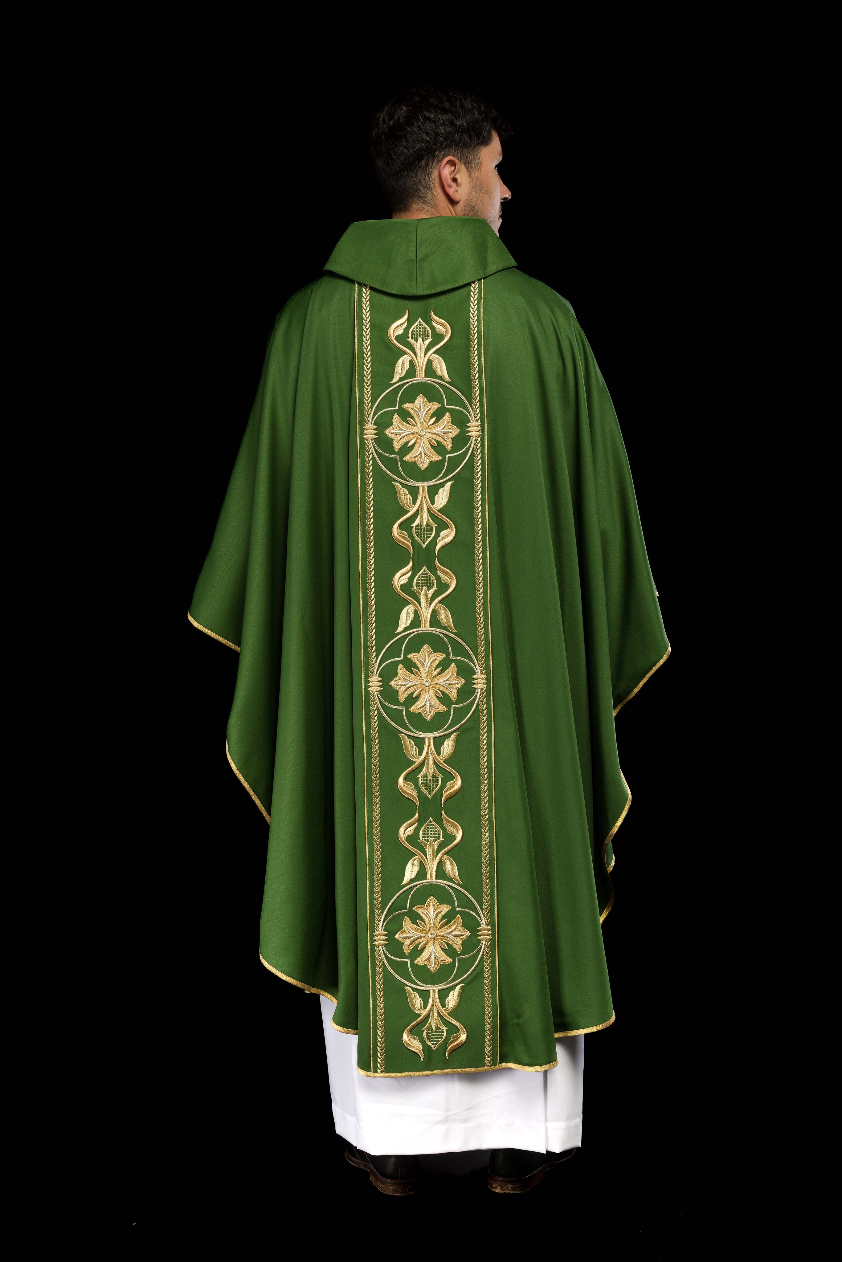 Casulla verde con galón ricamente bordado