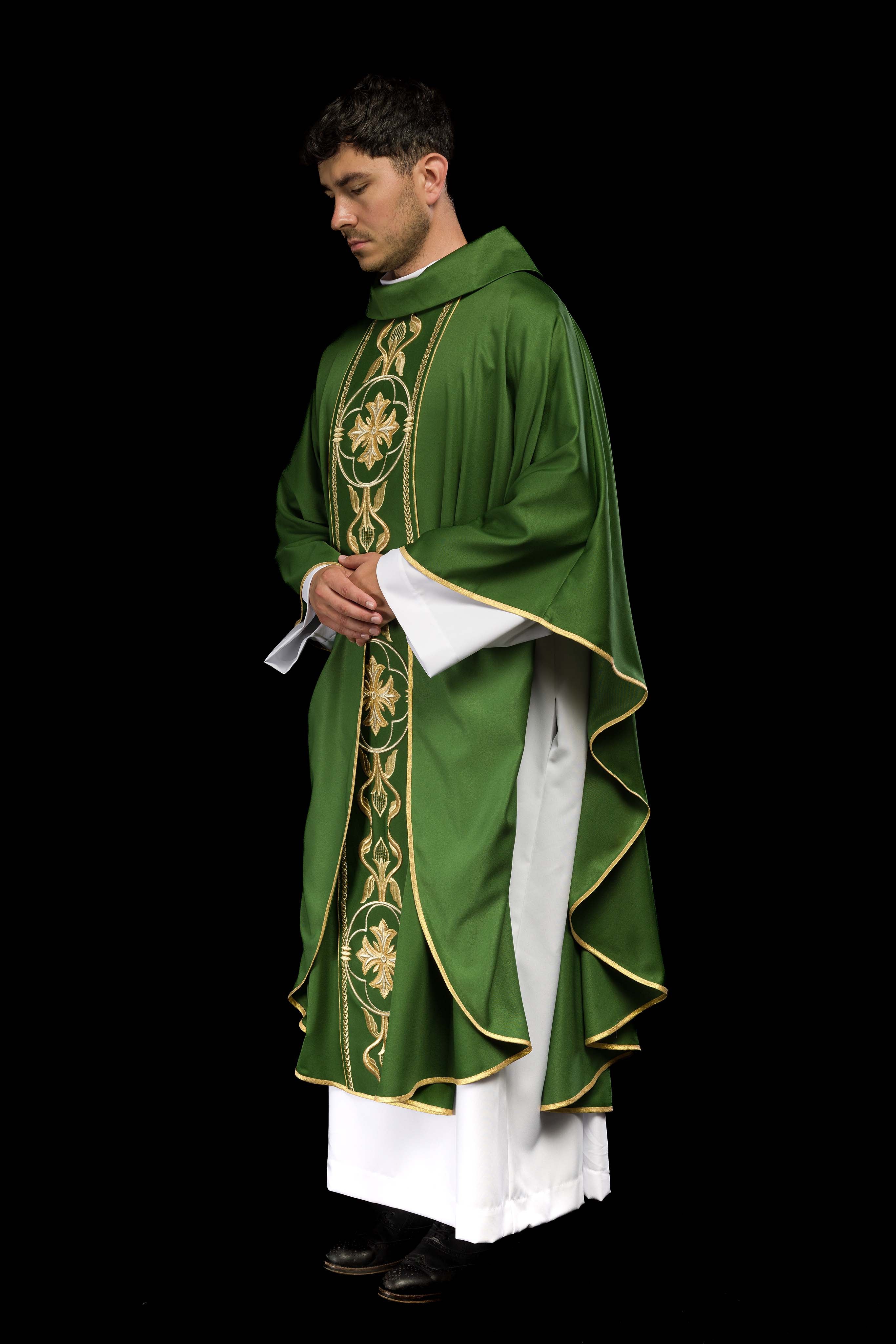 Casulla verde con galón ricamente bordado