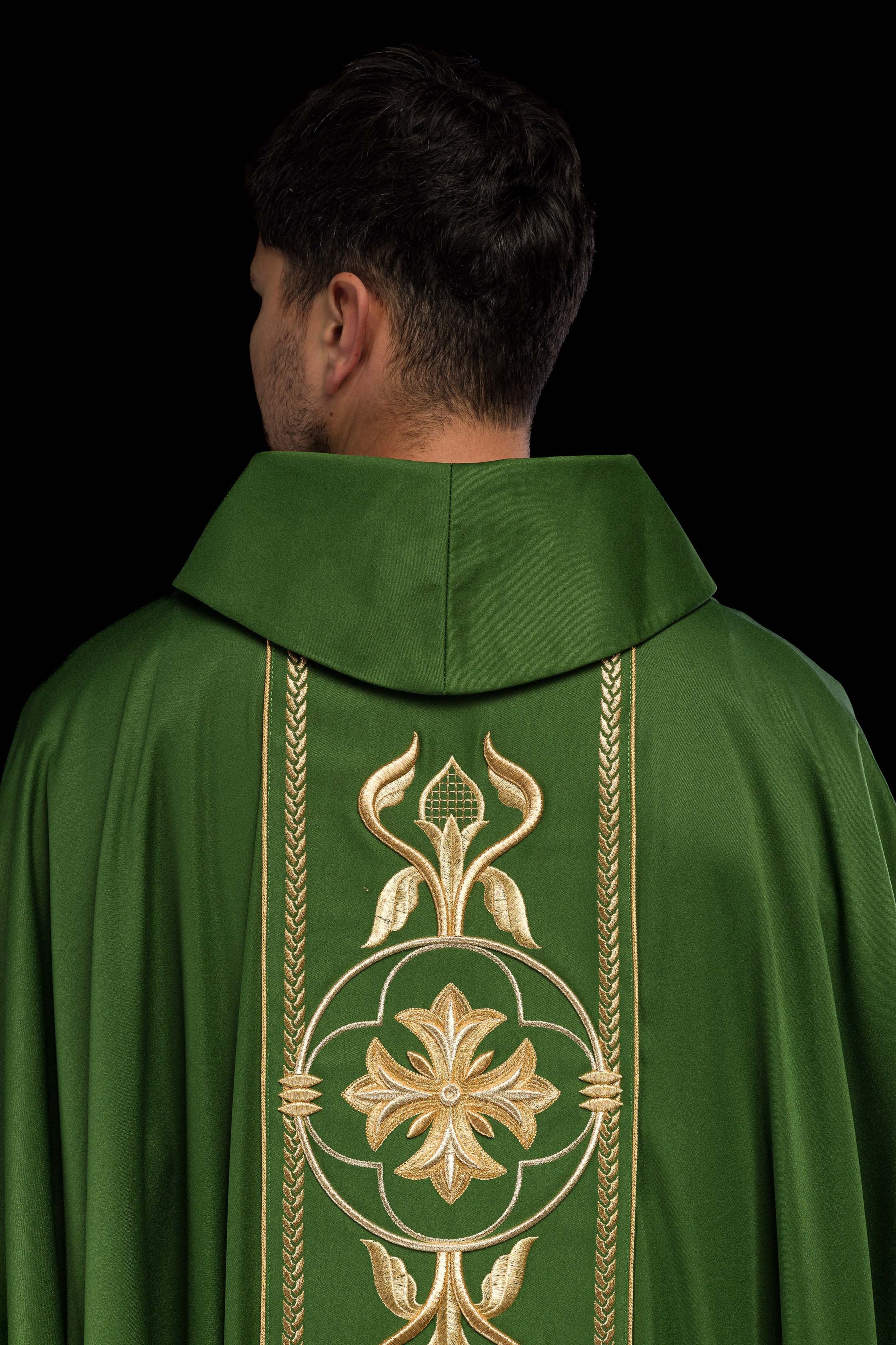 Casulla verde con galón ricamente bordado