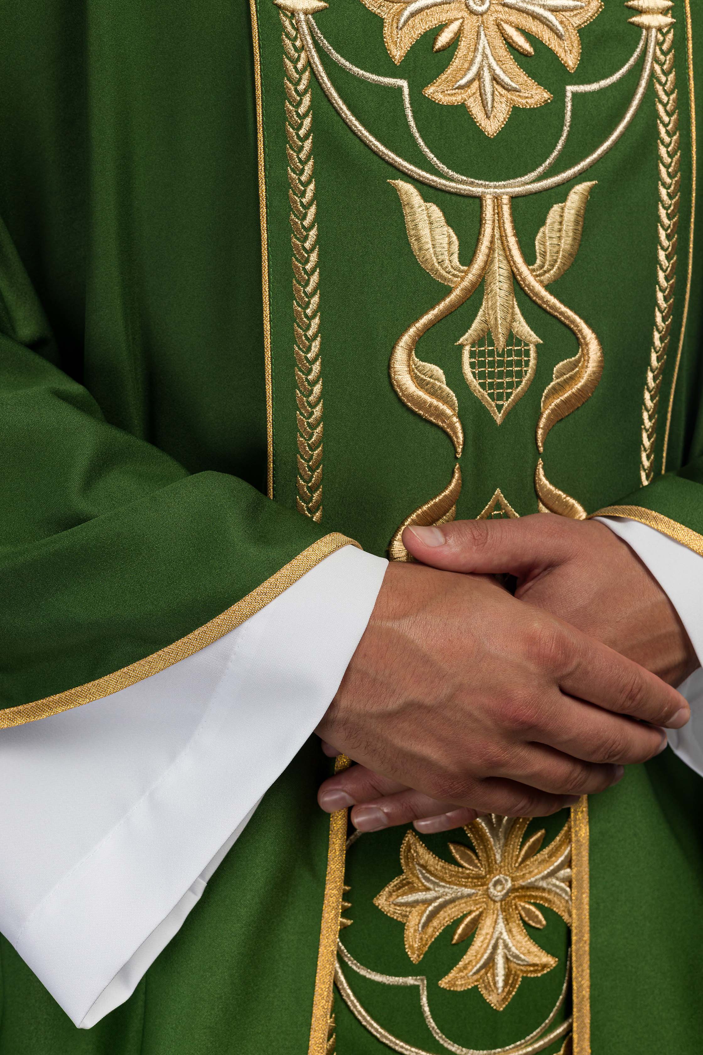 Casulla verde con galón ricamente bordado