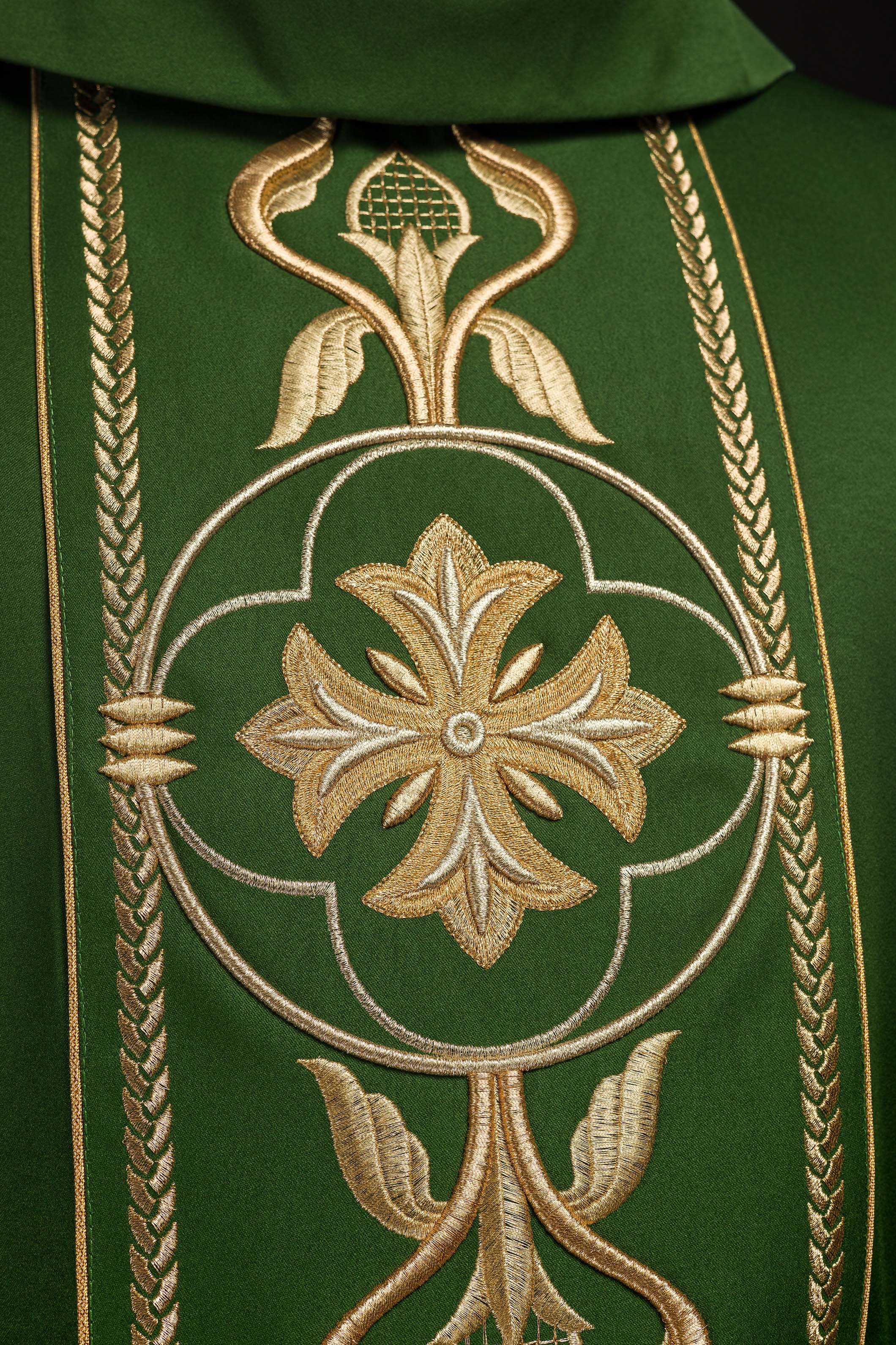 Casulla verde con galón ricamente bordado