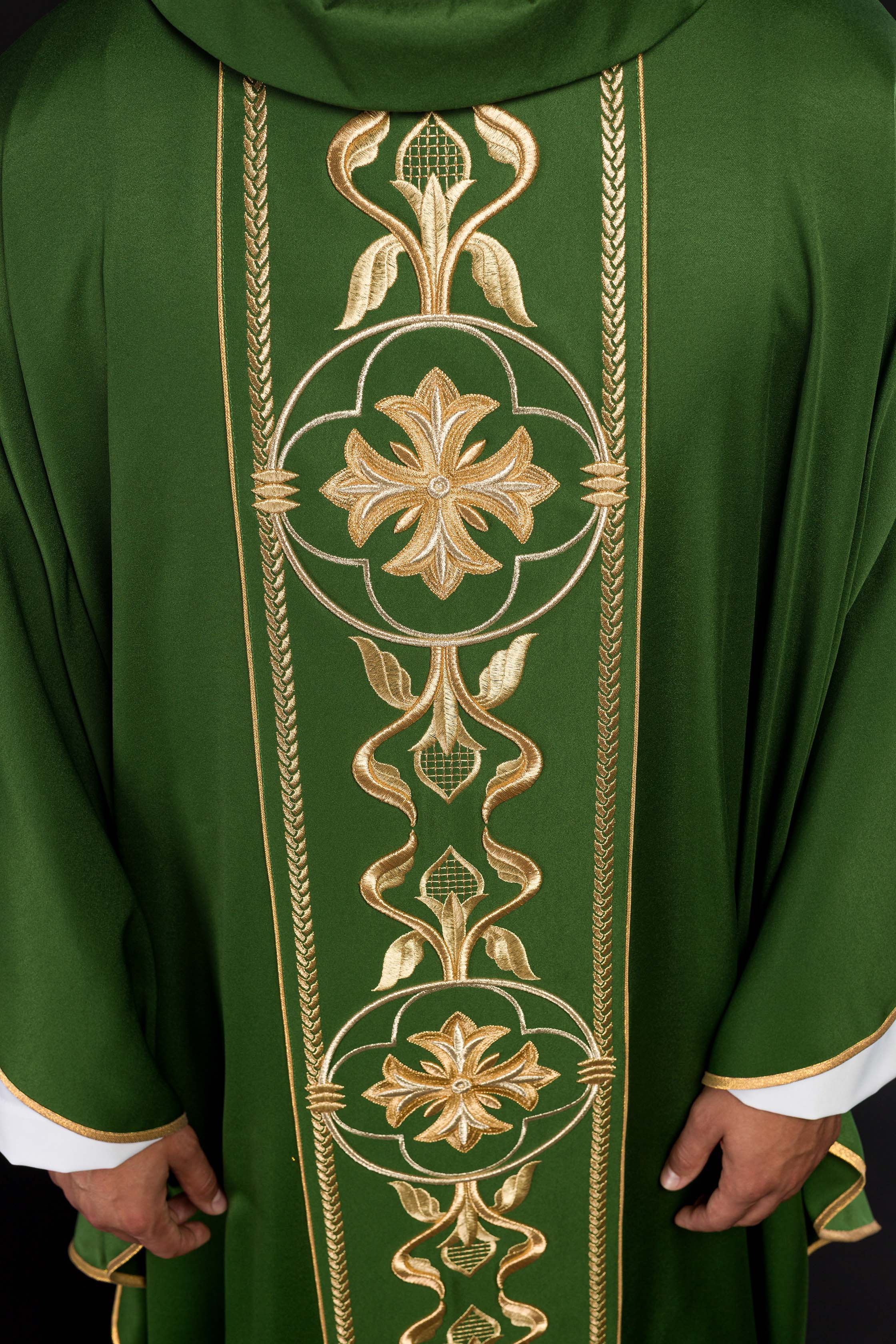 Casulla verde con galón ricamente bordado