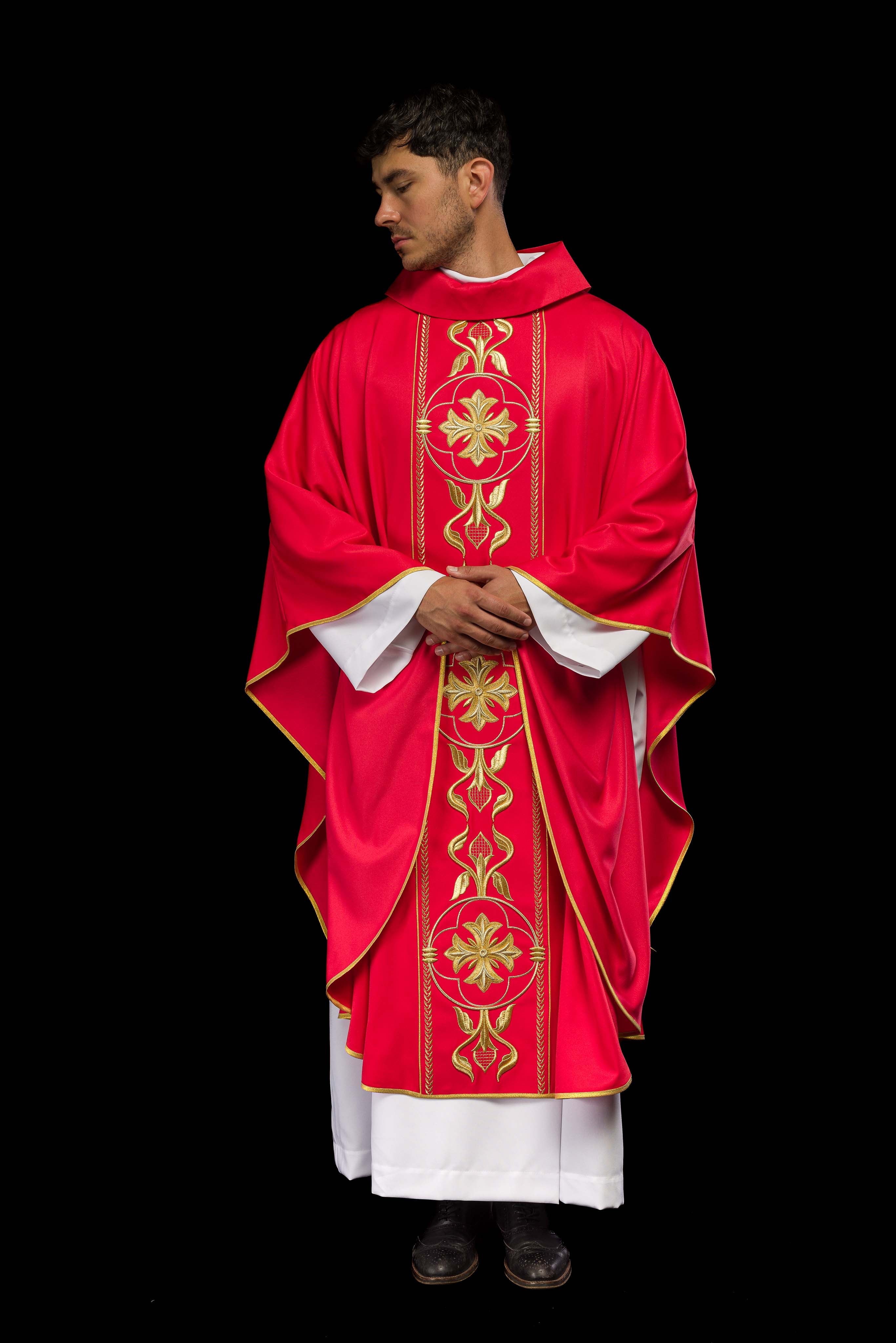 Casulla bordada roja con banda decorativa
