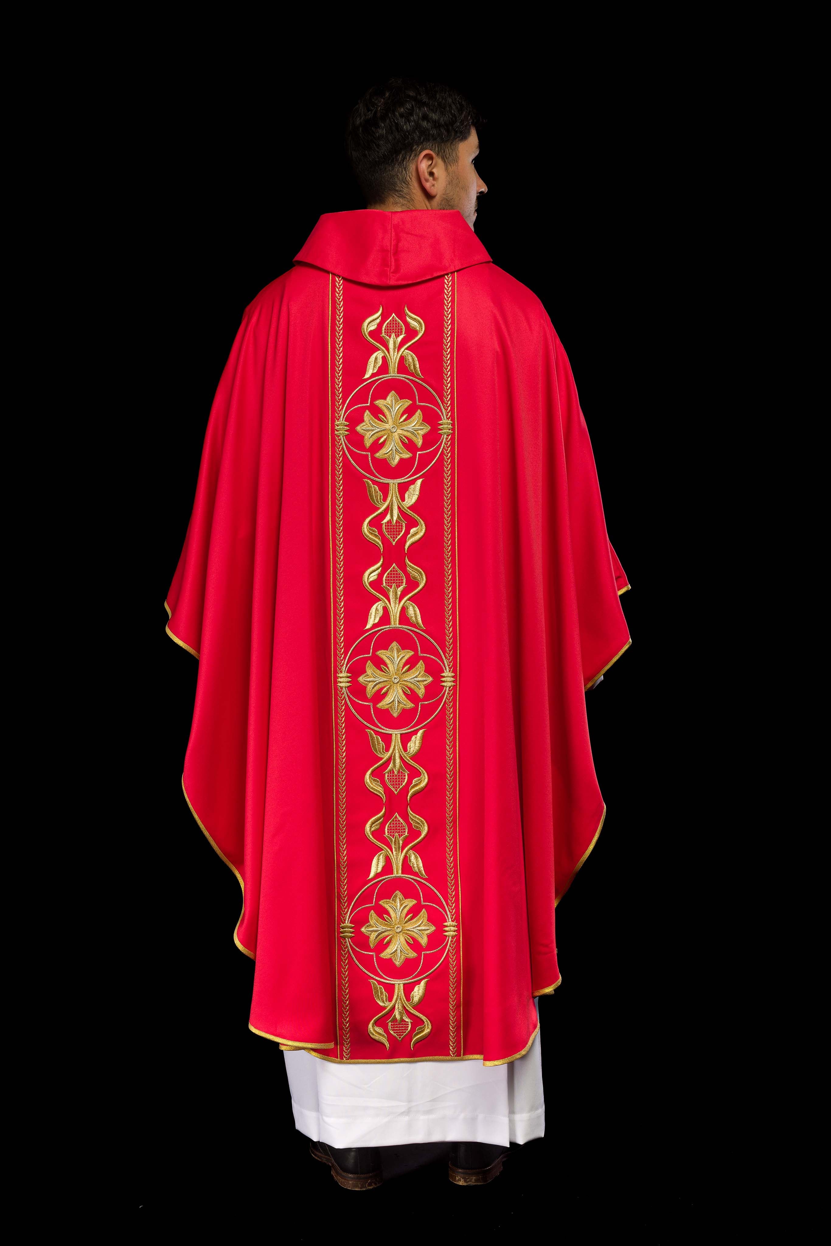 Casulla bordada roja con banda decorativa