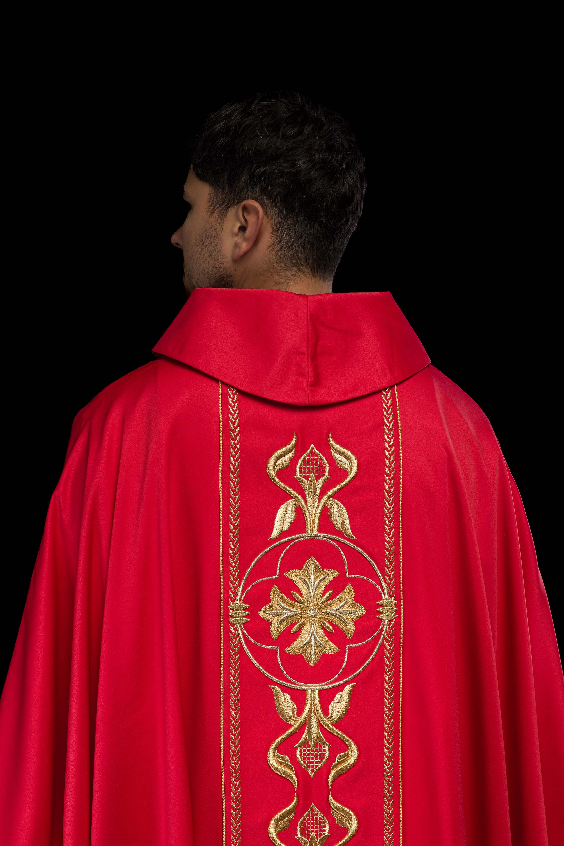 Casulla bordada roja con banda decorativa