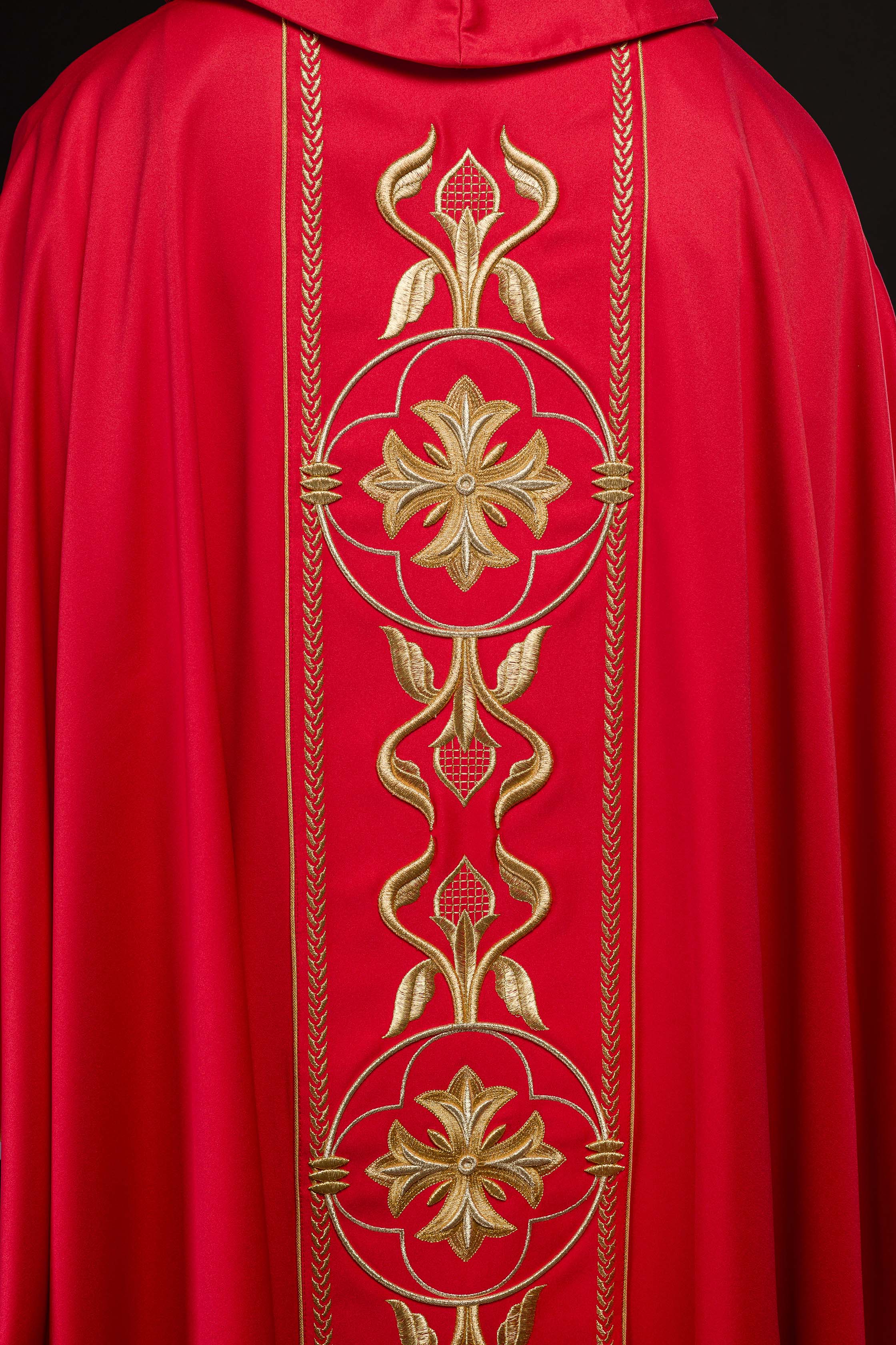 Casulla bordada roja con banda decorativa