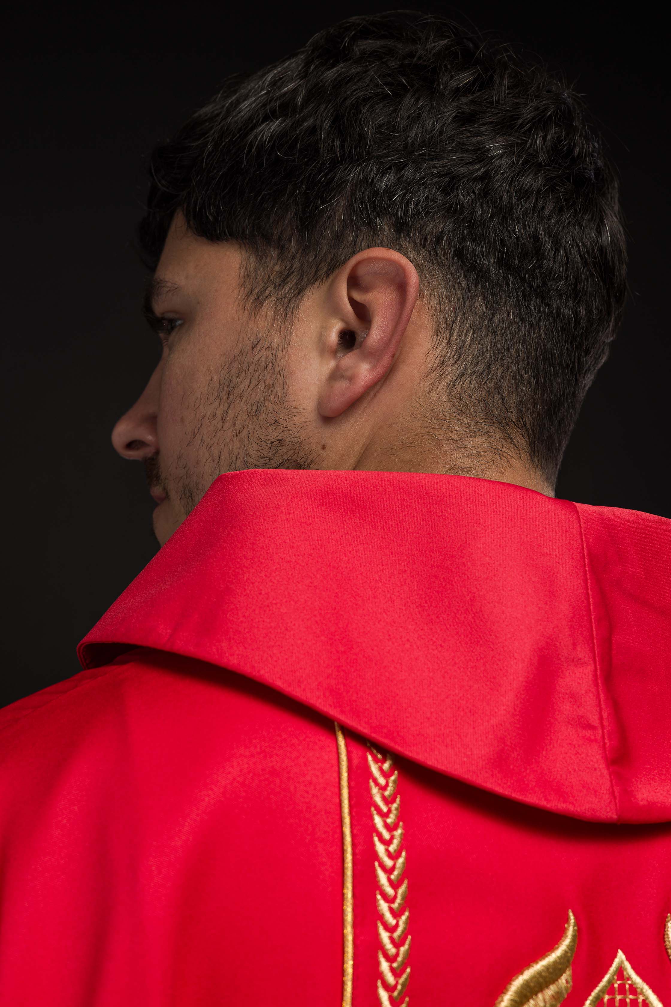 Casulla bordada roja con banda decorativa