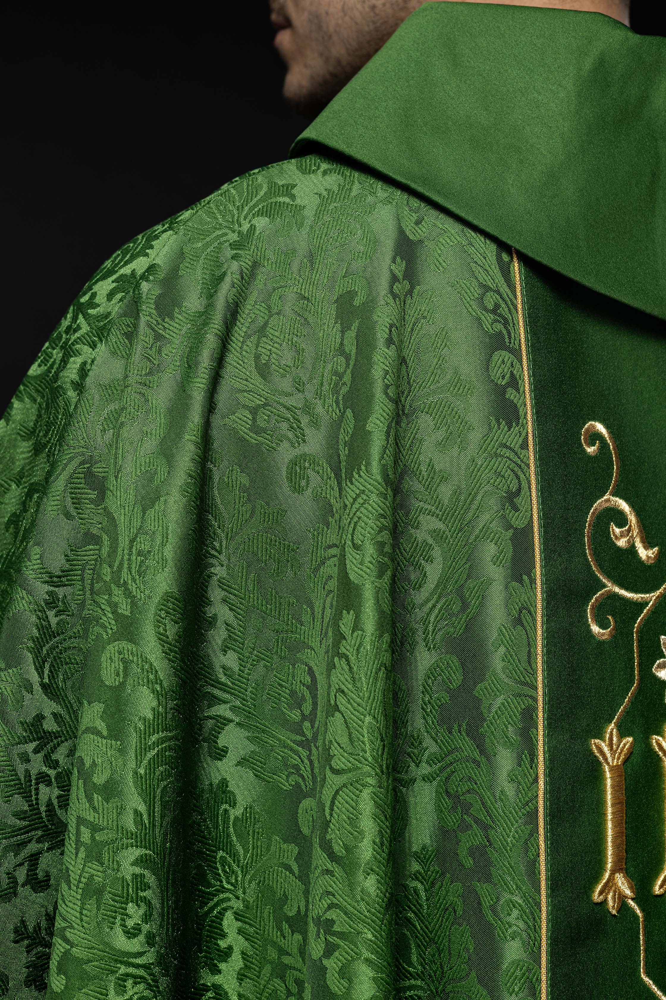 Casulla verde con bordado IHS ; la tela decorativa