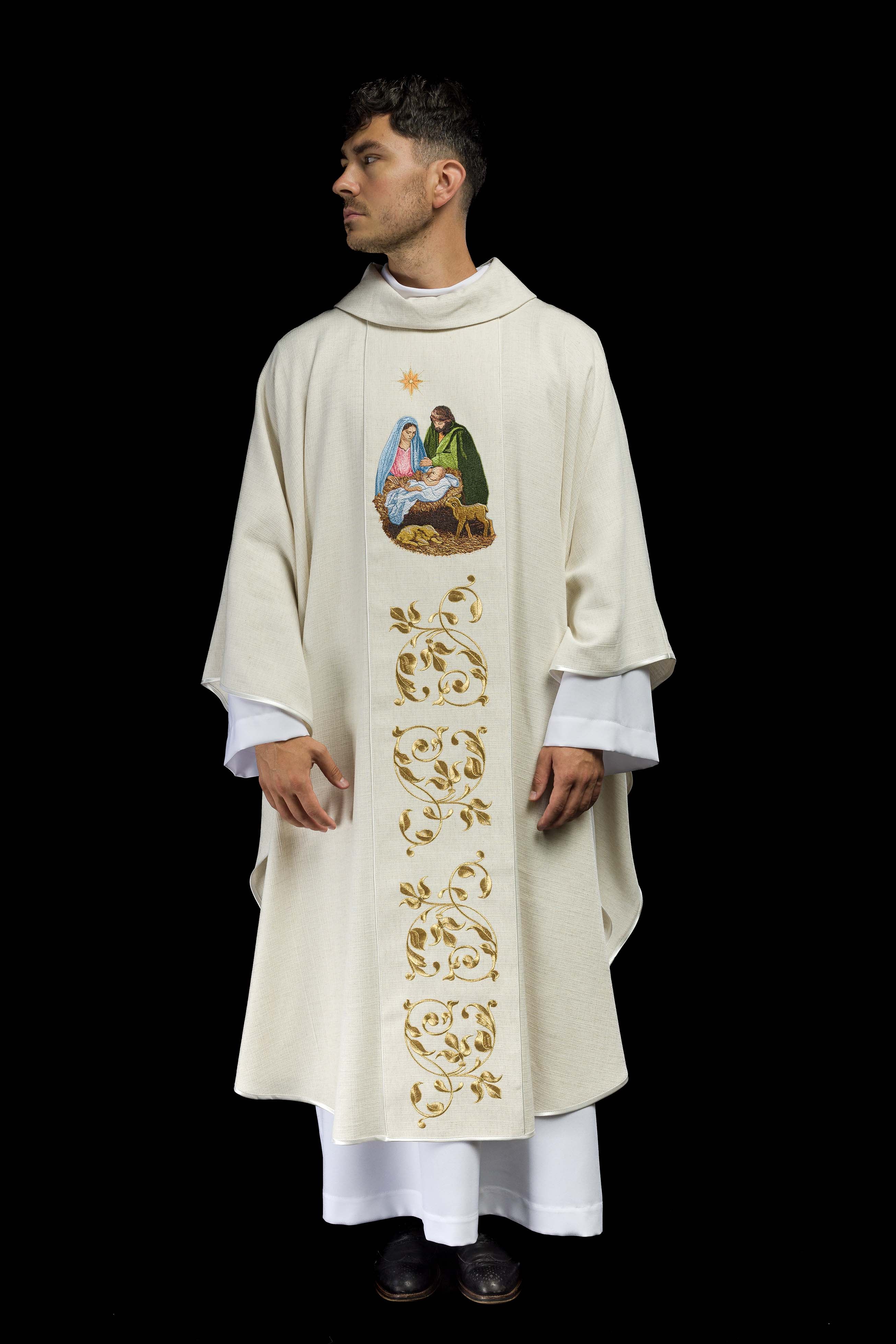 Casulla bordada con la imagen de la Sagrada Familia tejido natural