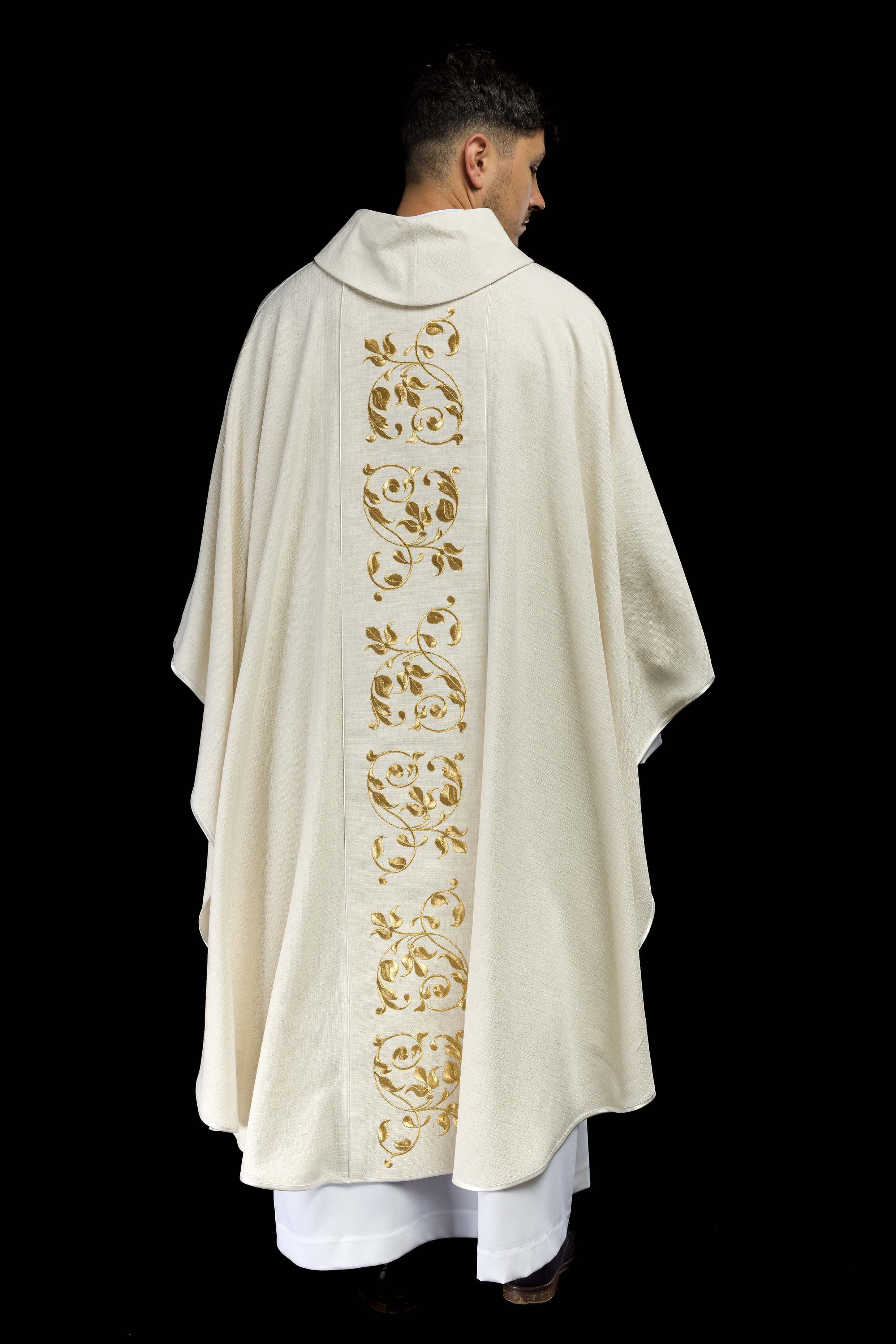 Casulla bordada con la imagen de la Sagrada Familia tejido natural