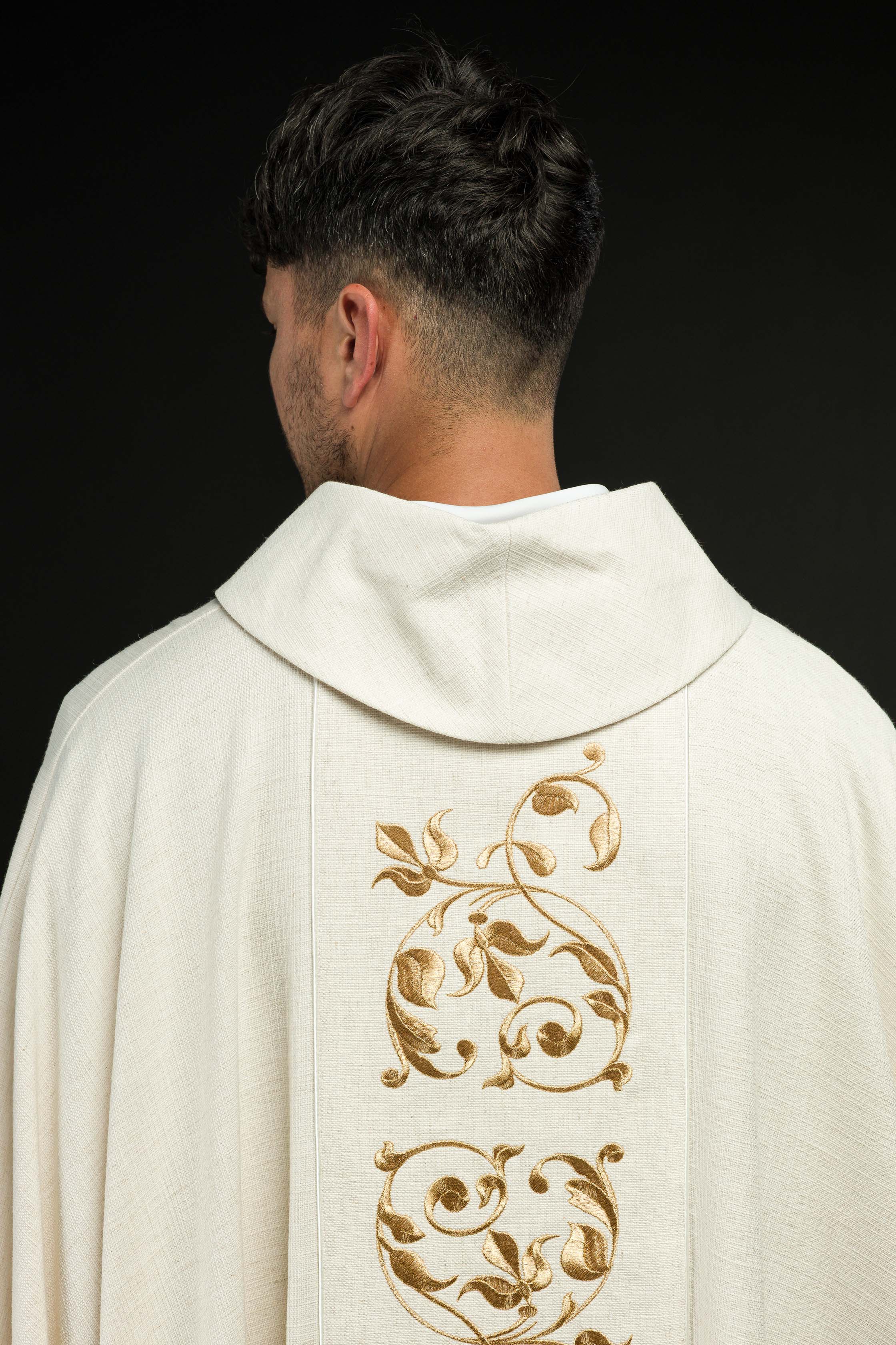 Casulla bordada con la imagen de la Sagrada Familia tejido natural