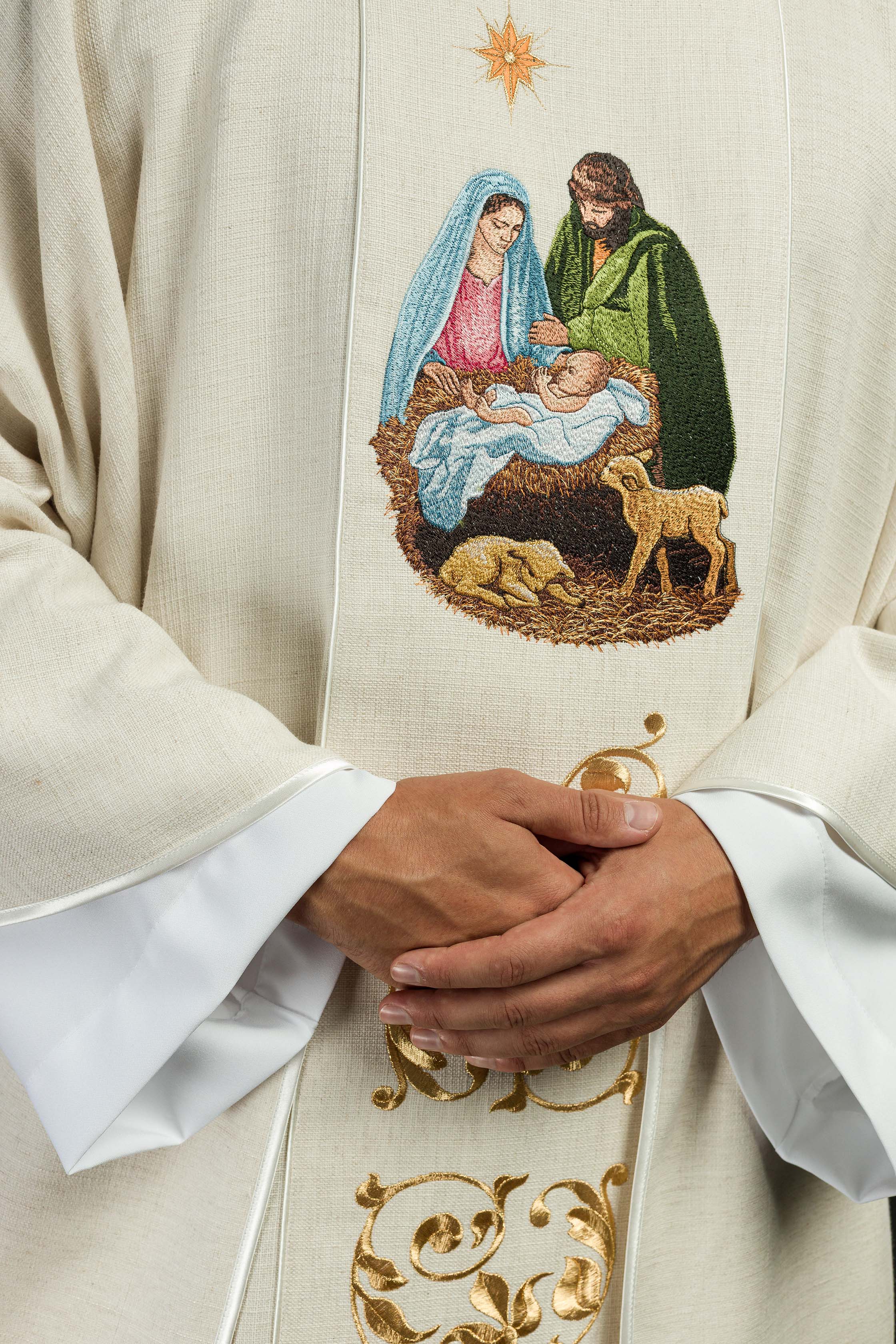 Casulla bordada con la imagen de la Sagrada Familia tejido natural