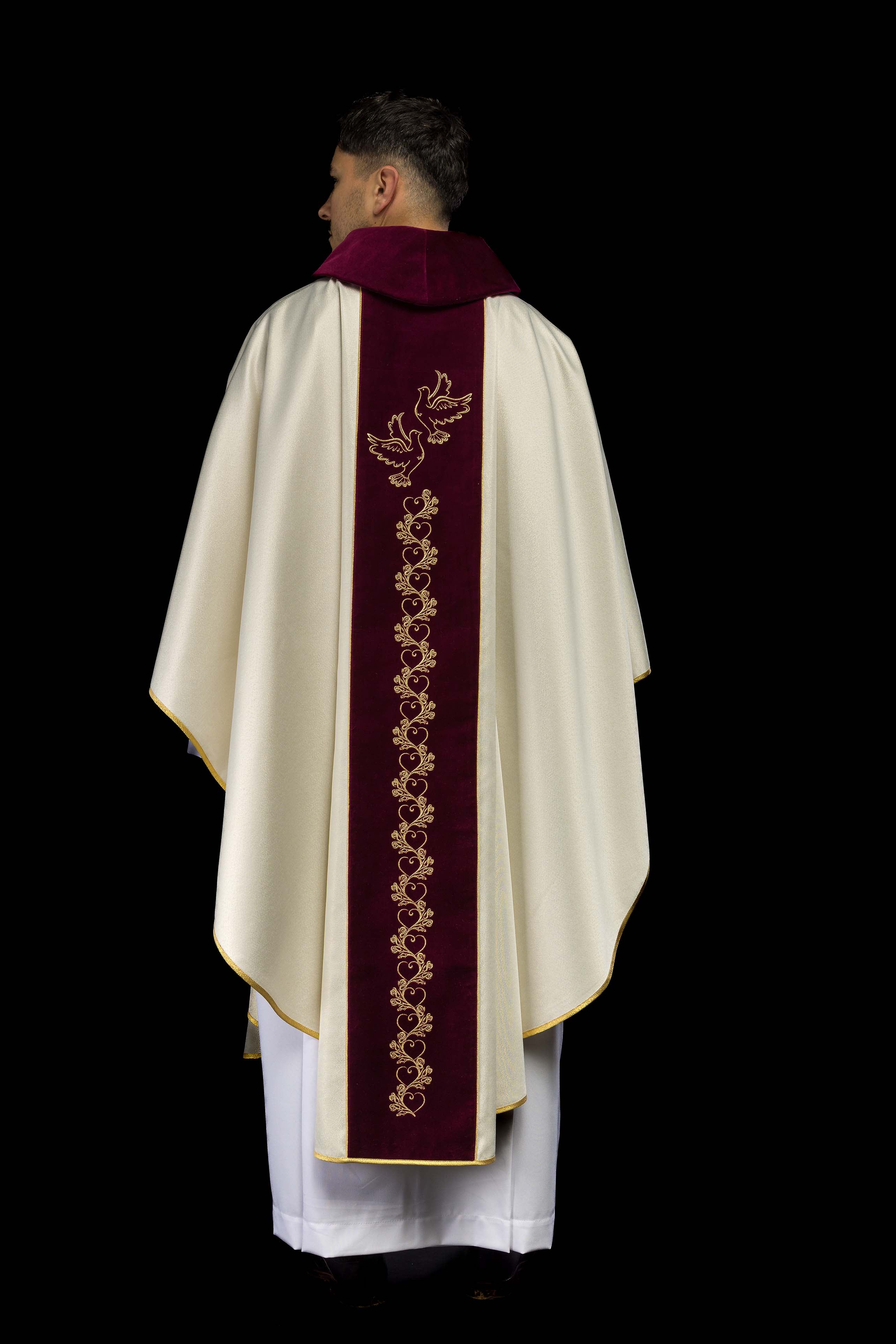 Casulla marfil de boda con galón rojo oscuro terciopelo