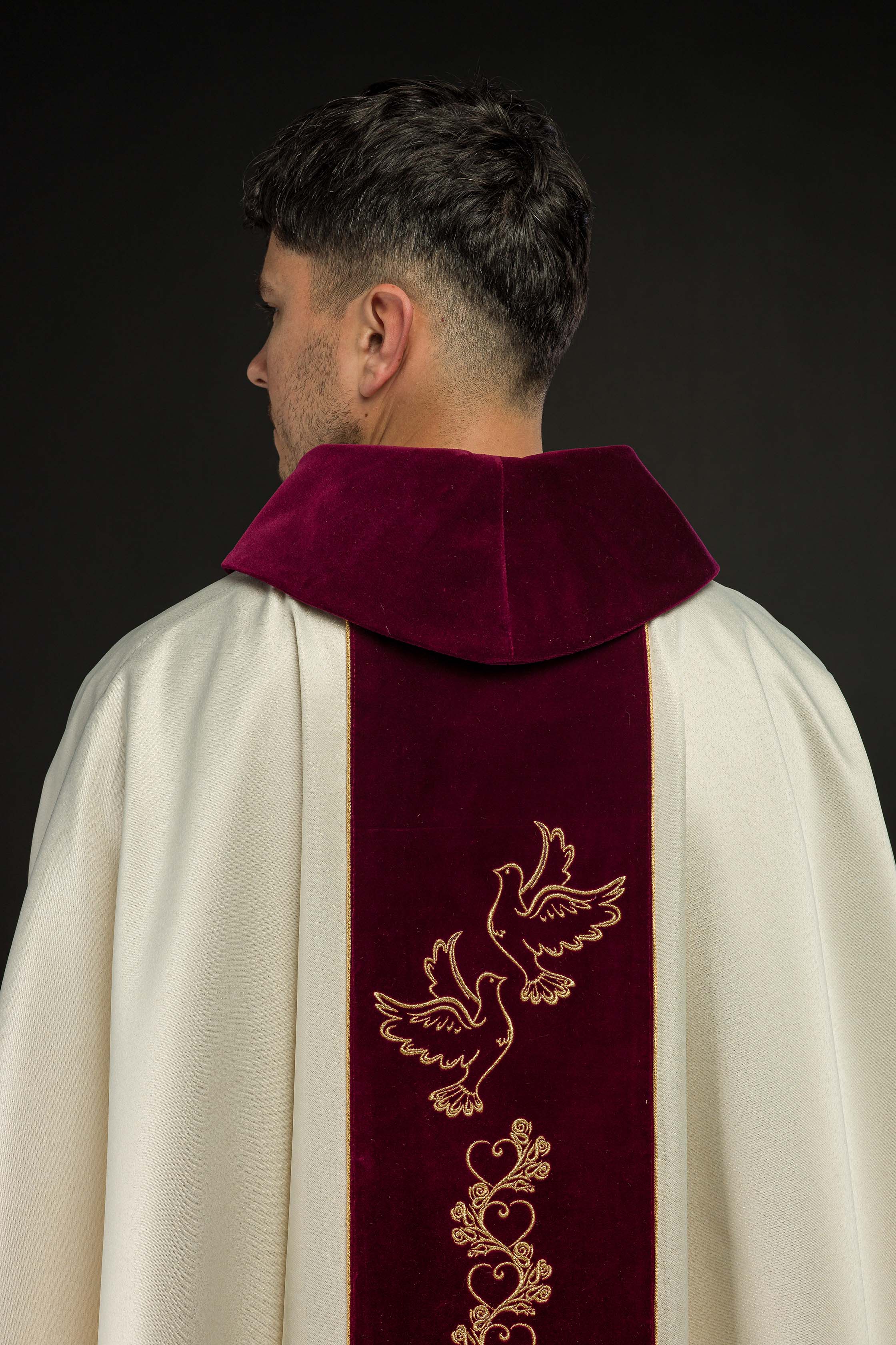 Casulla marfil de boda con galón rojo oscuro terciopelo