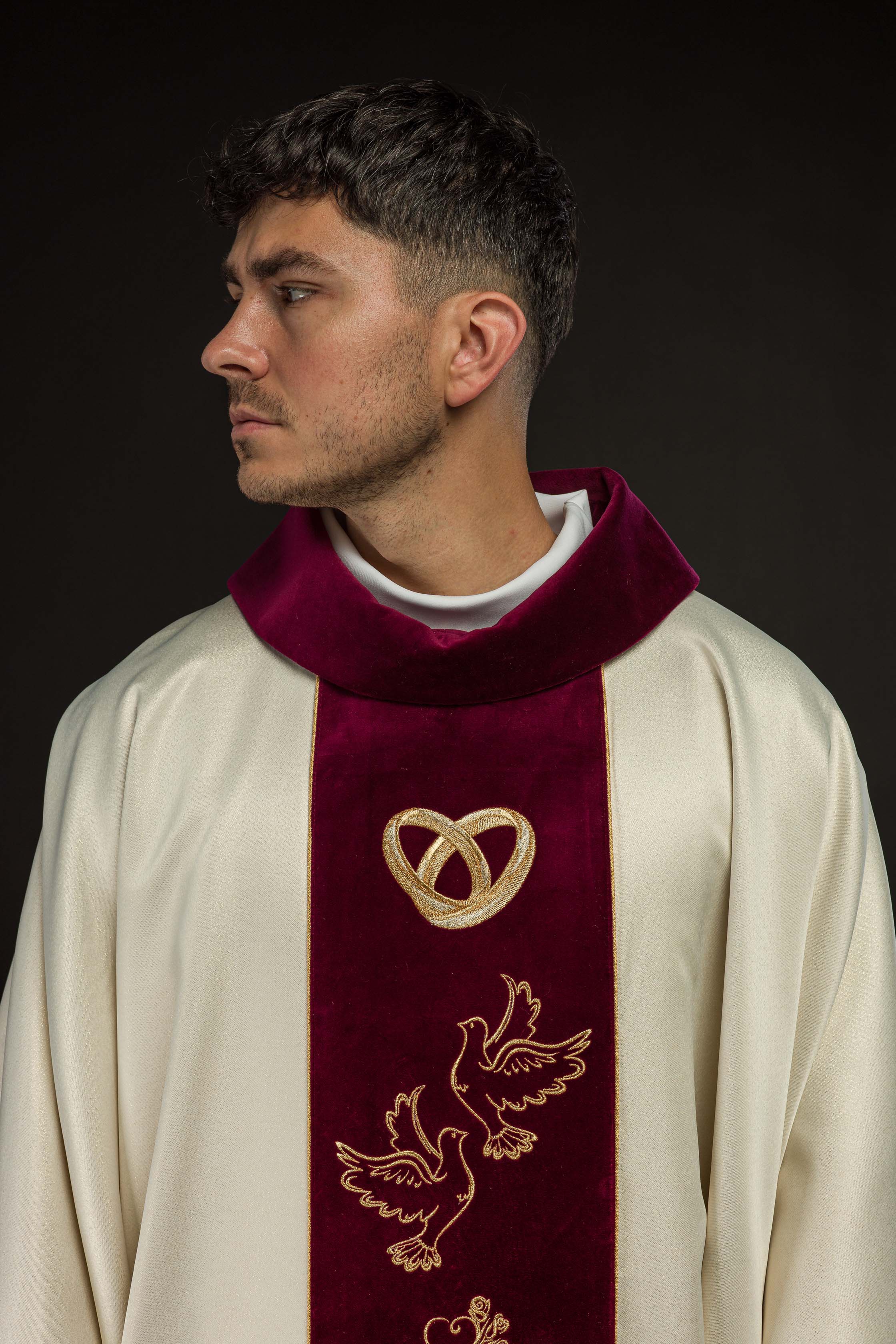 Casulla marfil de boda con galón rojo oscuro terciopelo
