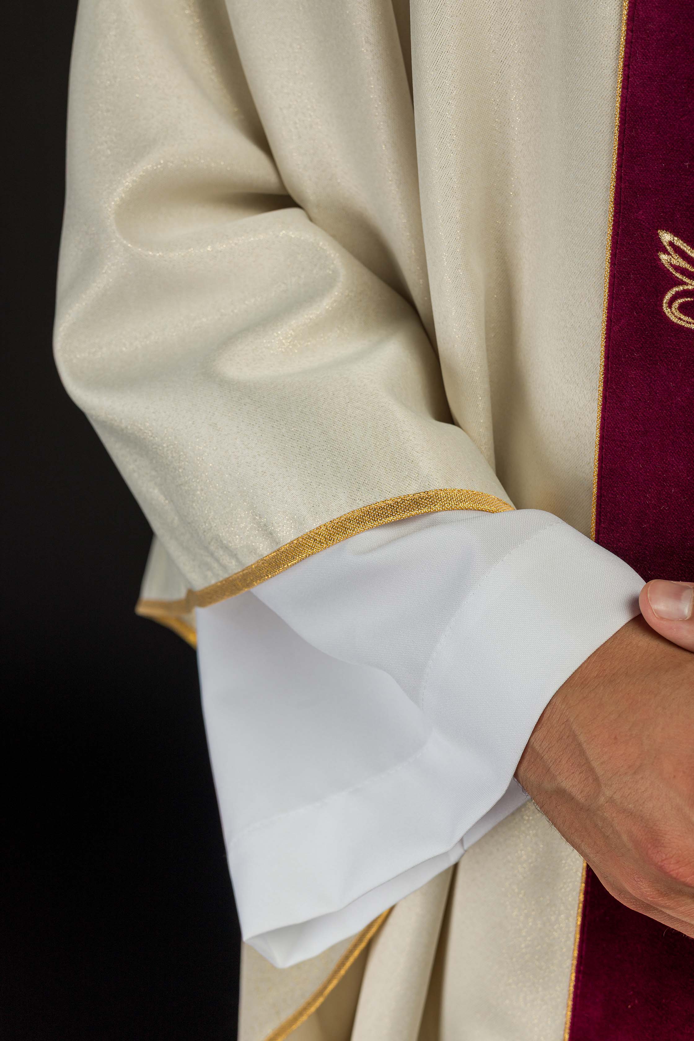 Casulla marfil de boda con galón rojo oscuro terciopelo