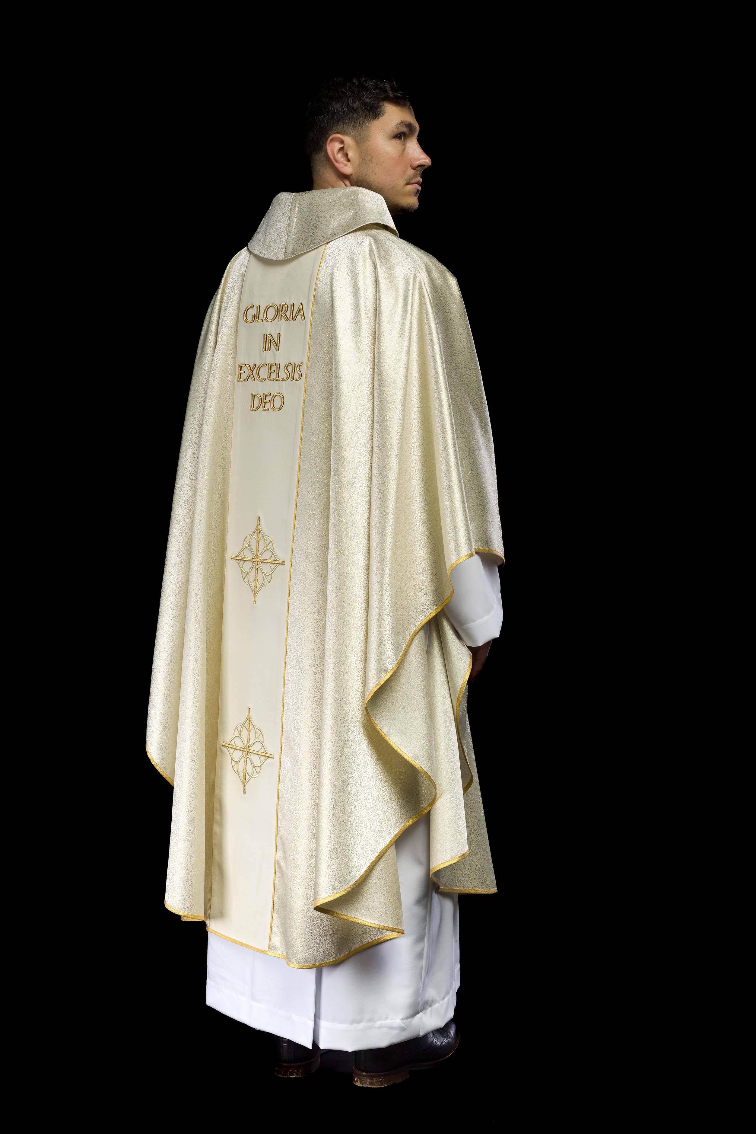 Casulla bordada con la imagen de la Sagrada Familia sobre tela dorada