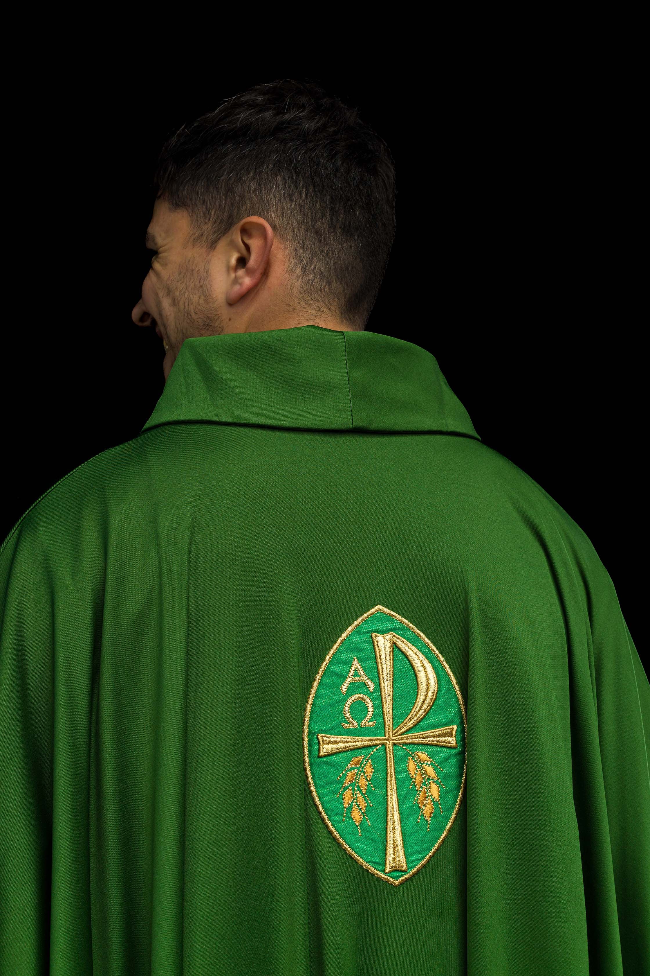 Casulla verde con bordado PAX alfa y omega; tejido de punto