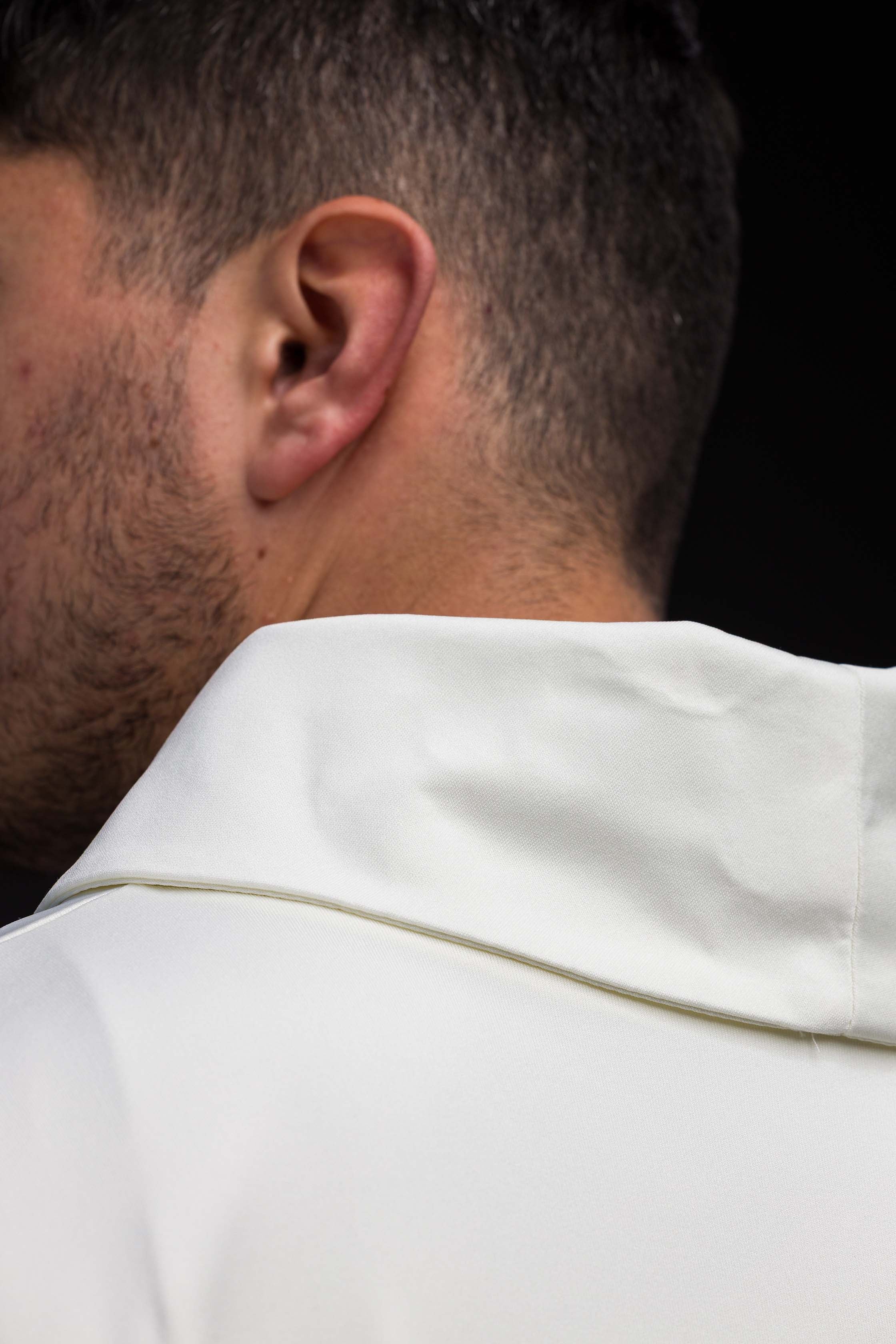 Casulla marfil con bordado PAX alfa y omega; tejido de punto