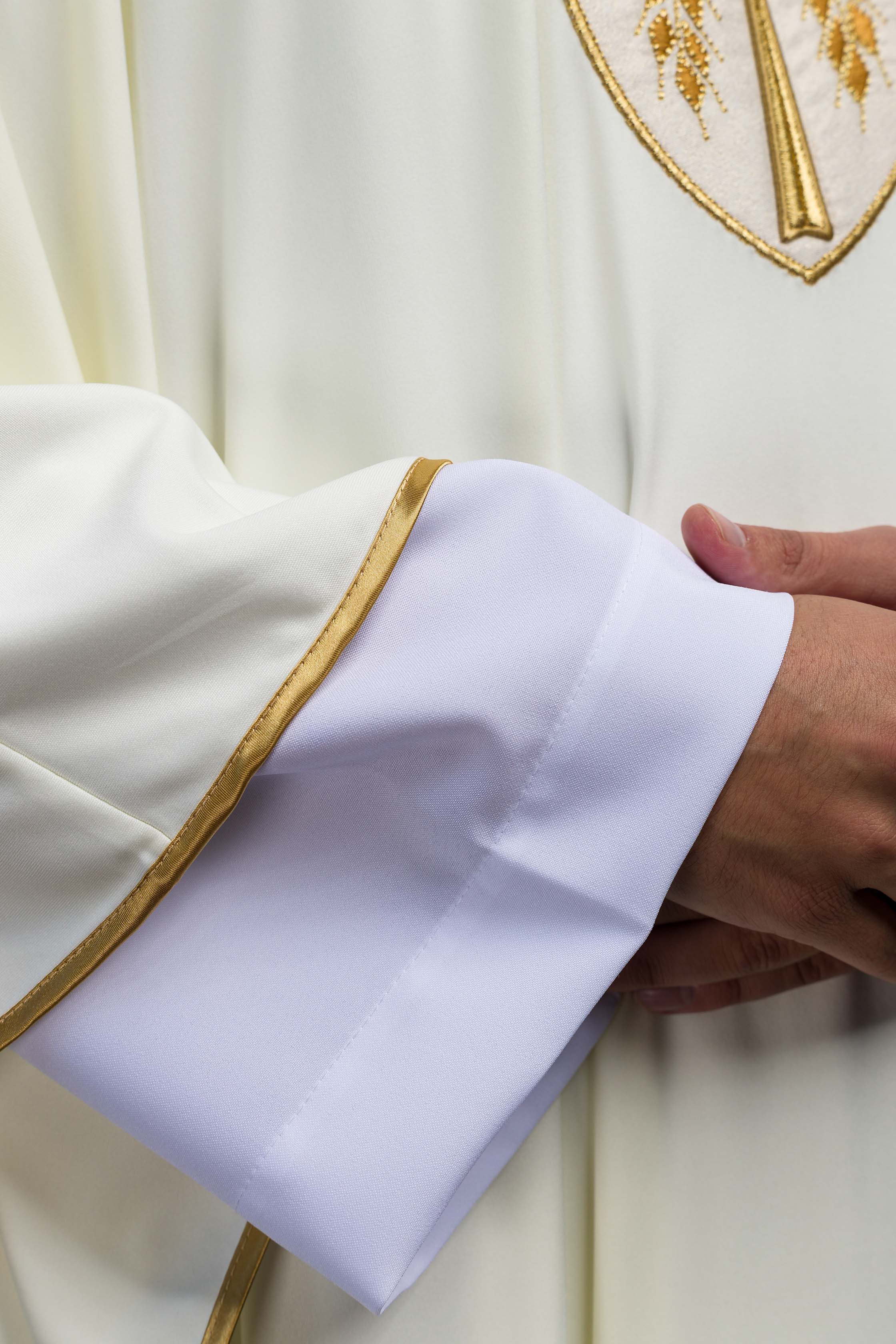 Casulla marfil con bordado PAX alfa y omega; tejido de punto
