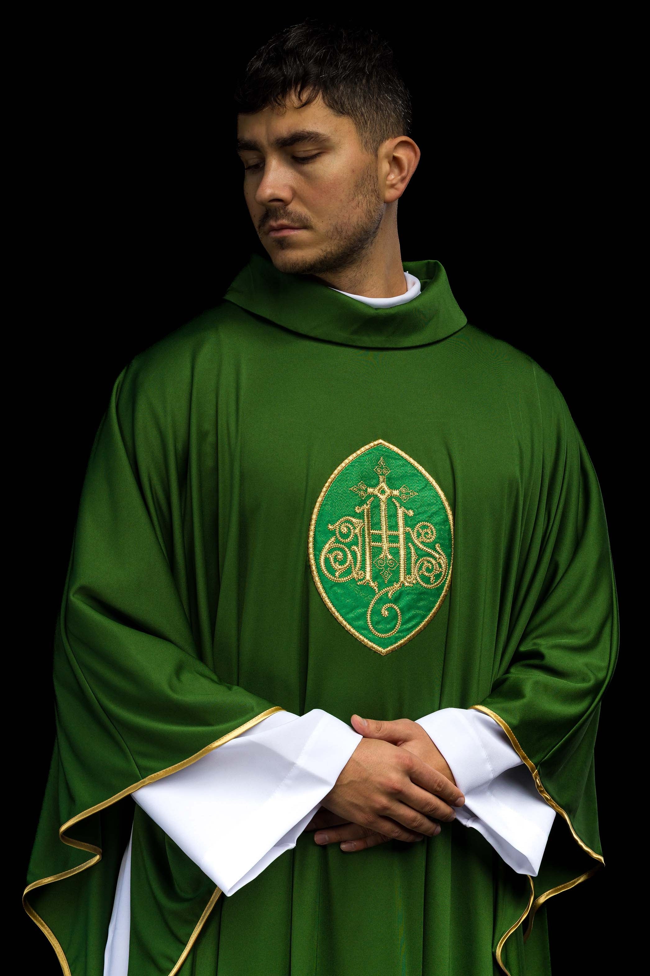 Casulla verde con bordado IHS; tejido de punto