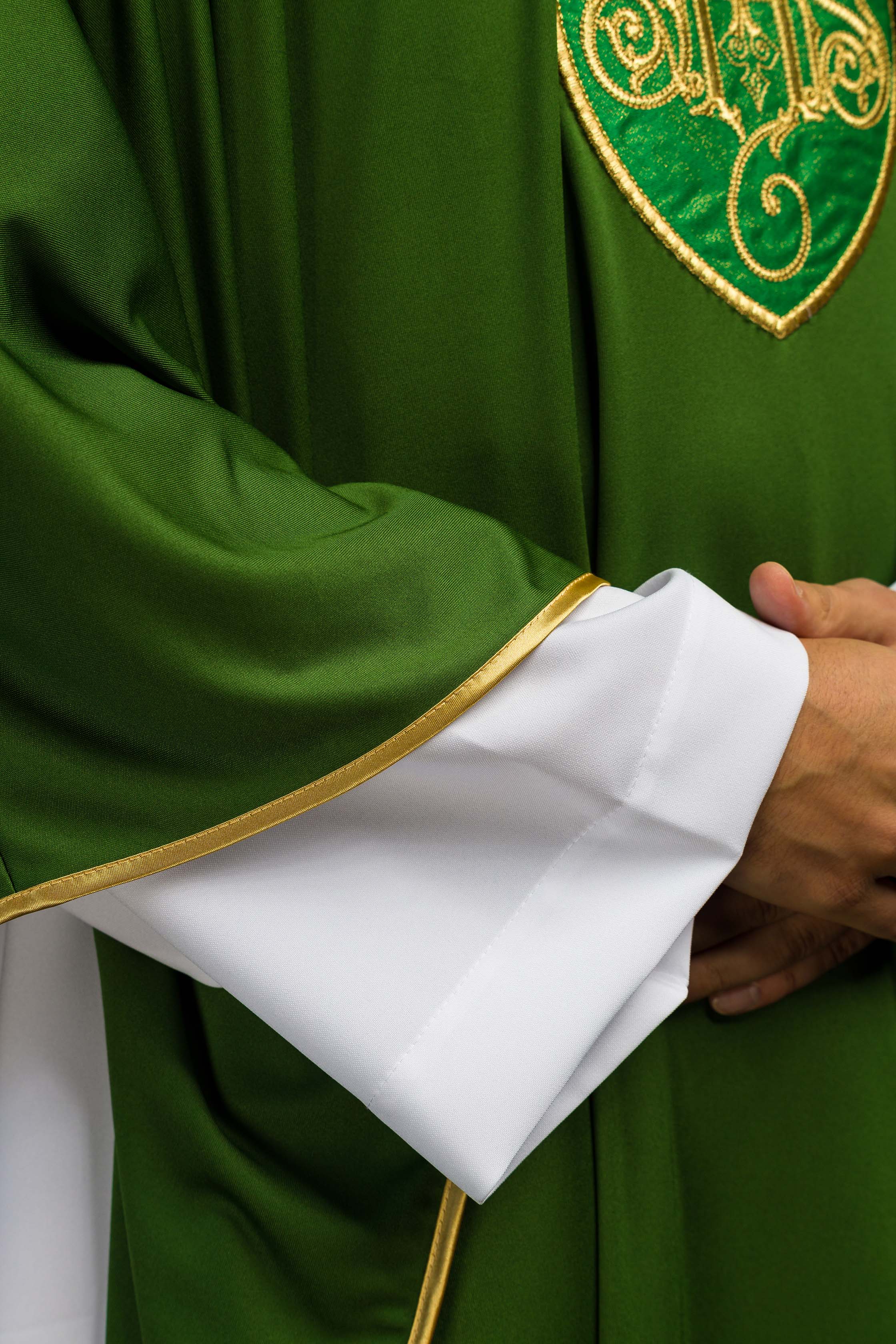 Casulla verde con bordado IHS; tejido de punto