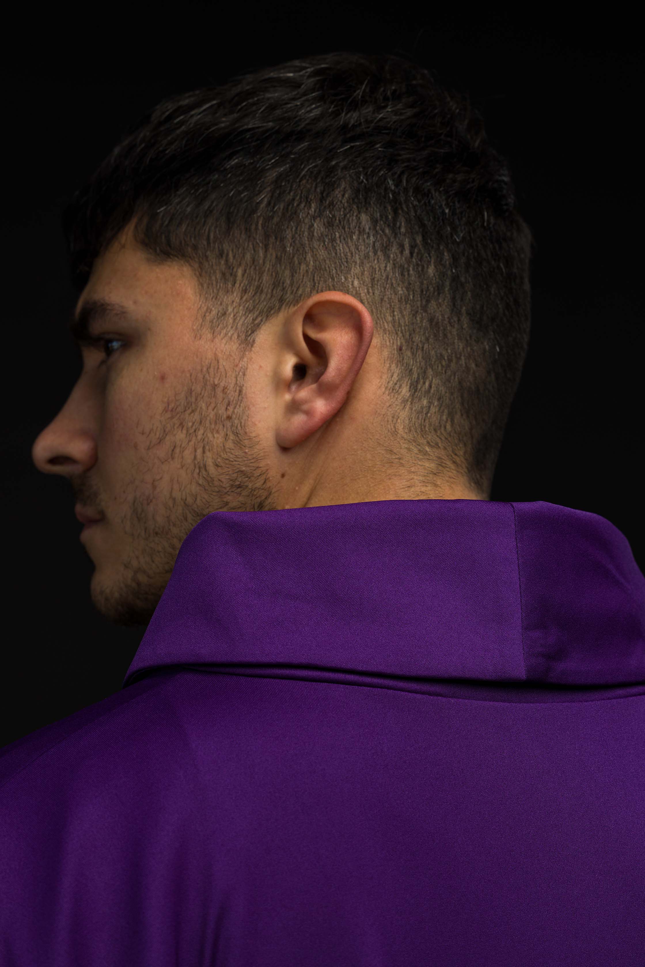 Casulla morada con bordado IHS; tejido de punto