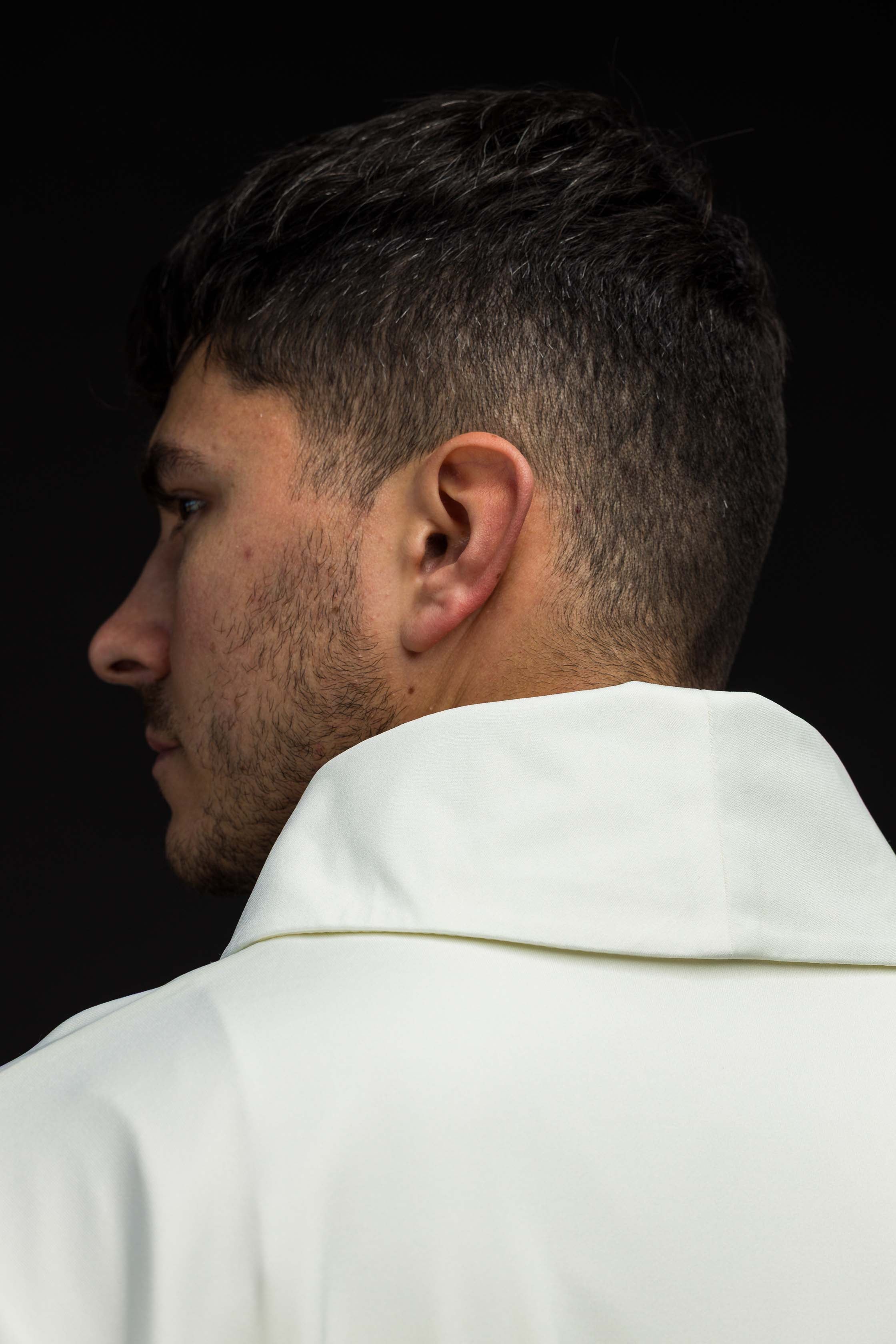 Casulla marfil con bordado IHS; tejido de punto