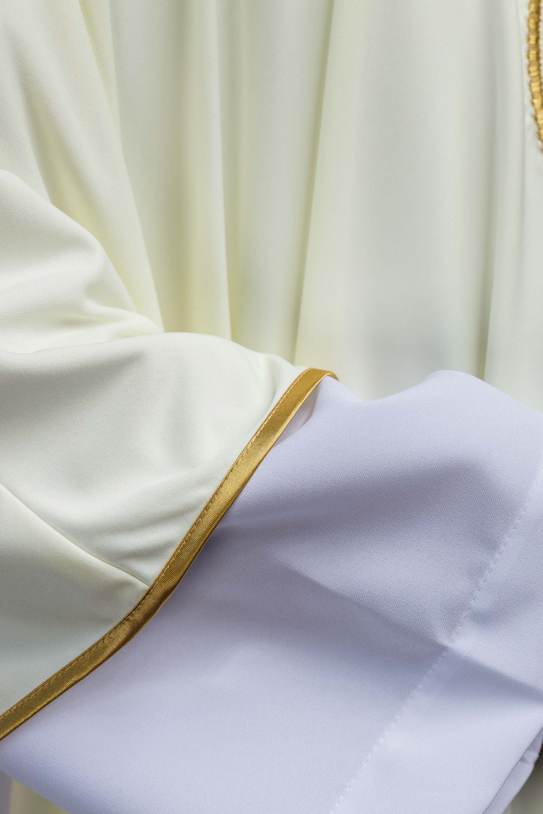 Casulla marfil con bordado IHS; tejido de punto