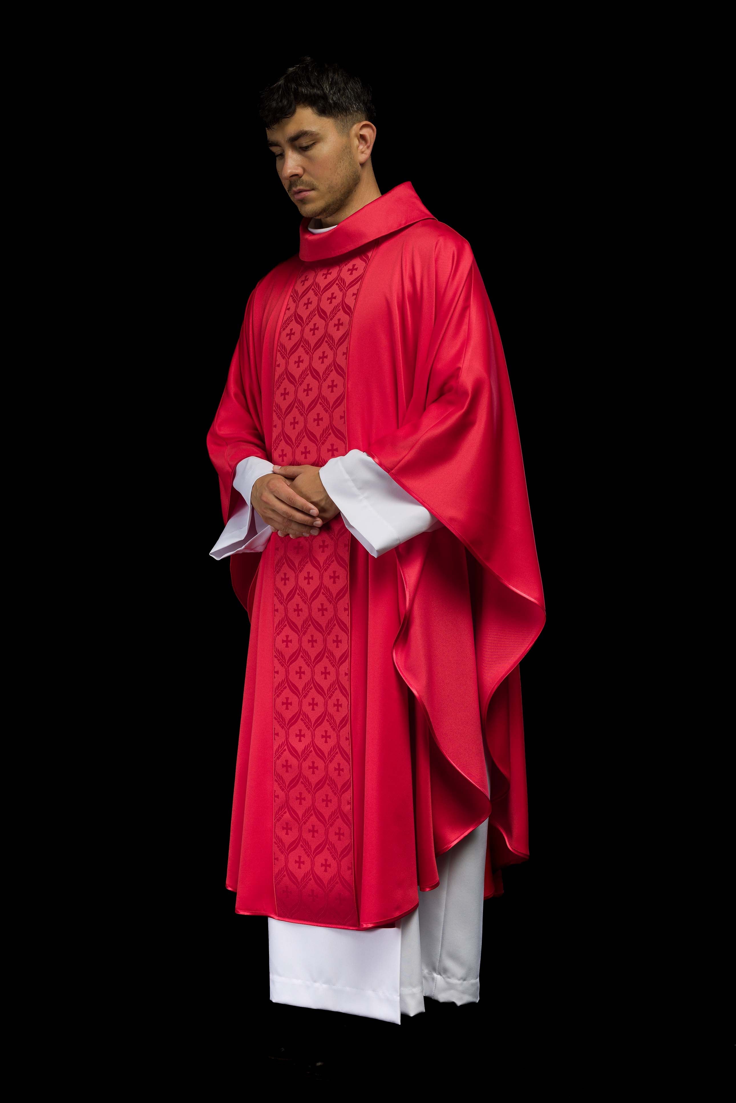 Casulla roja con banda jacquard decorada con cruces