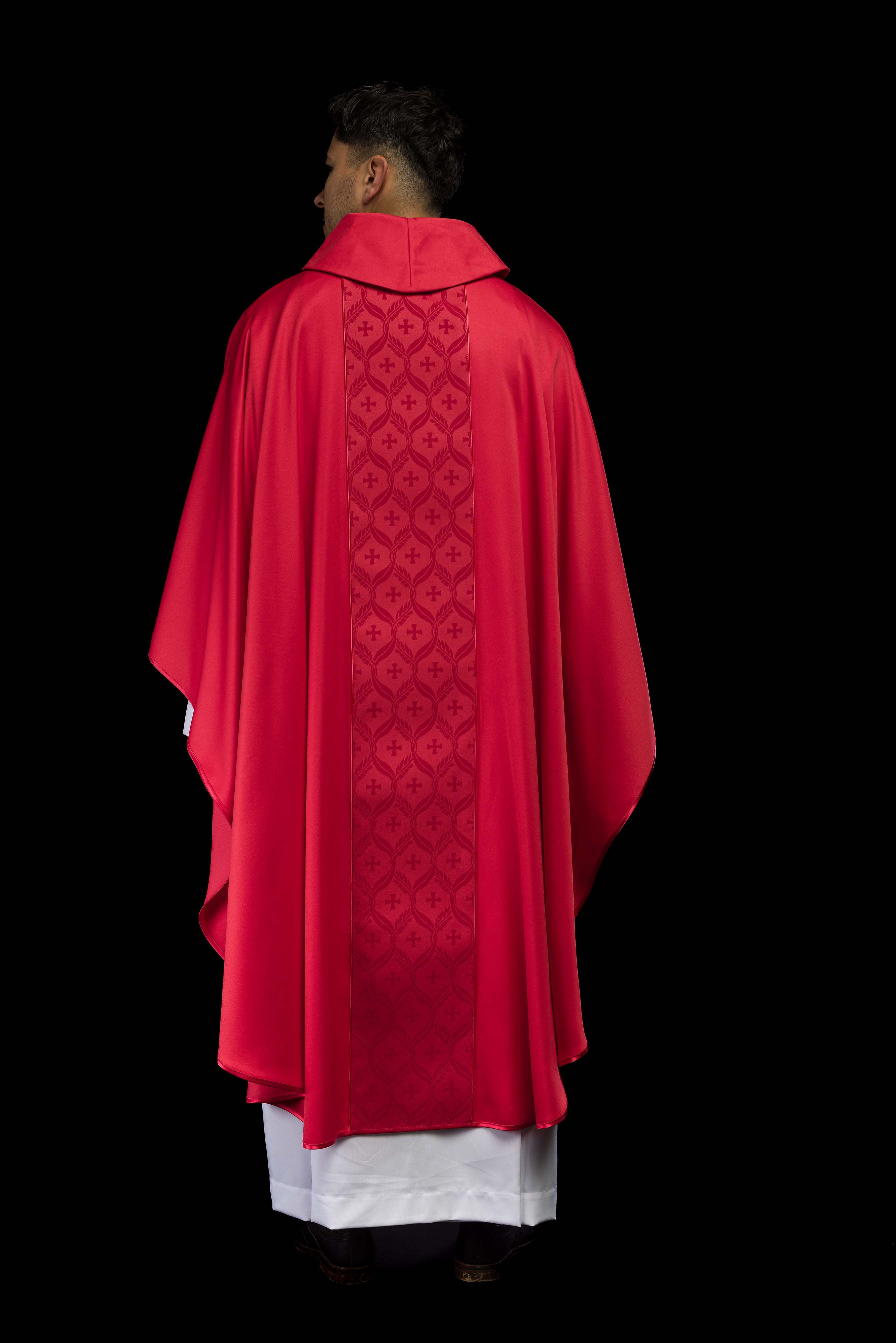 Casulla roja con banda jacquard decorada con cruces