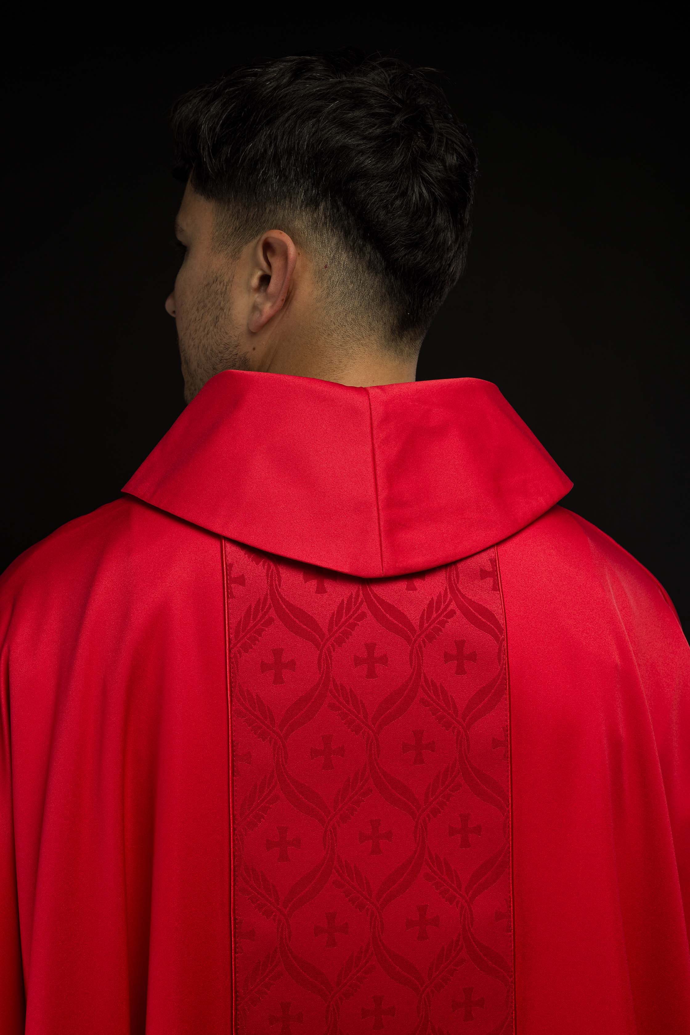 Casulla roja con banda jacquard decorada con cruces