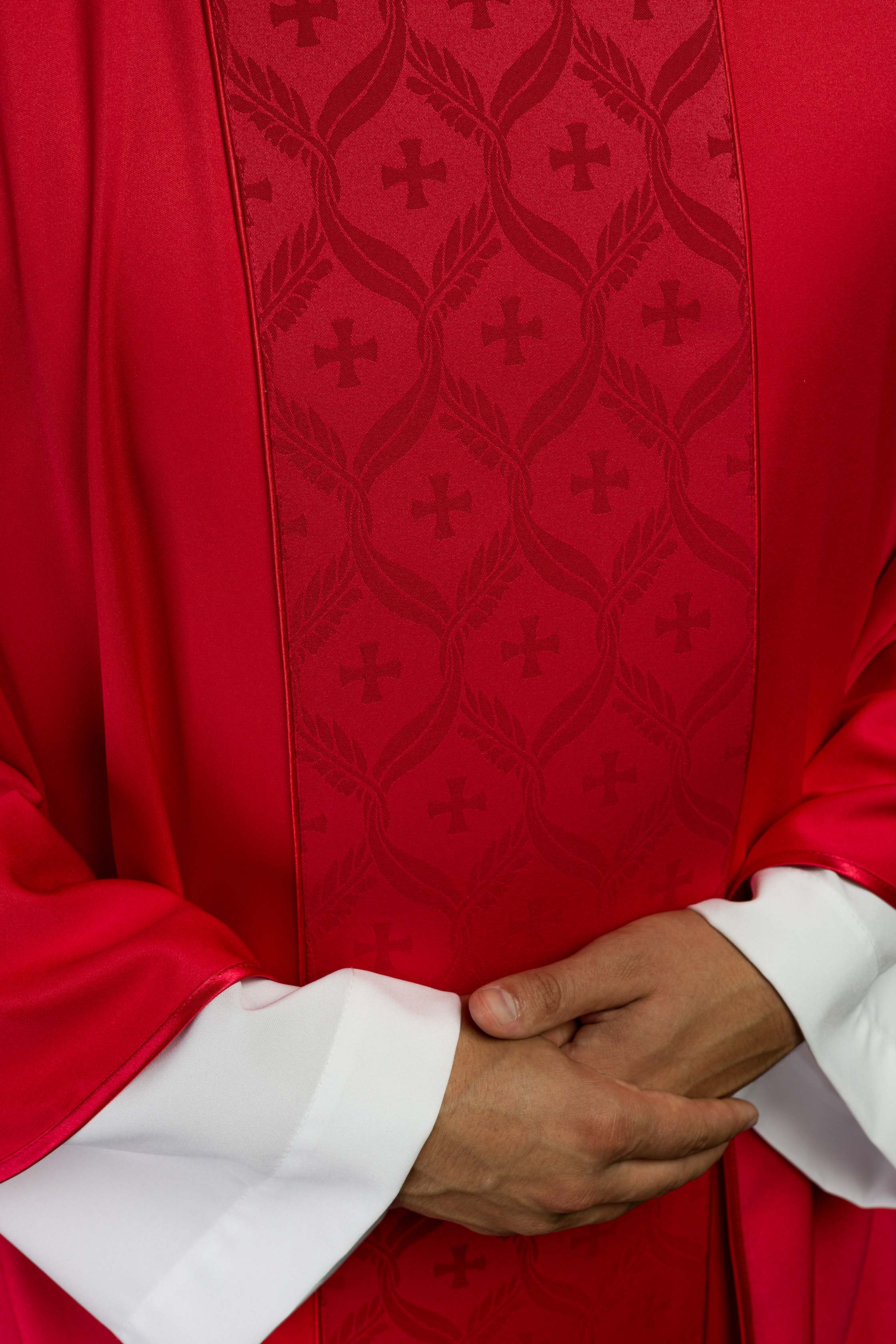 Casulla roja con banda jacquard decorada con cruces